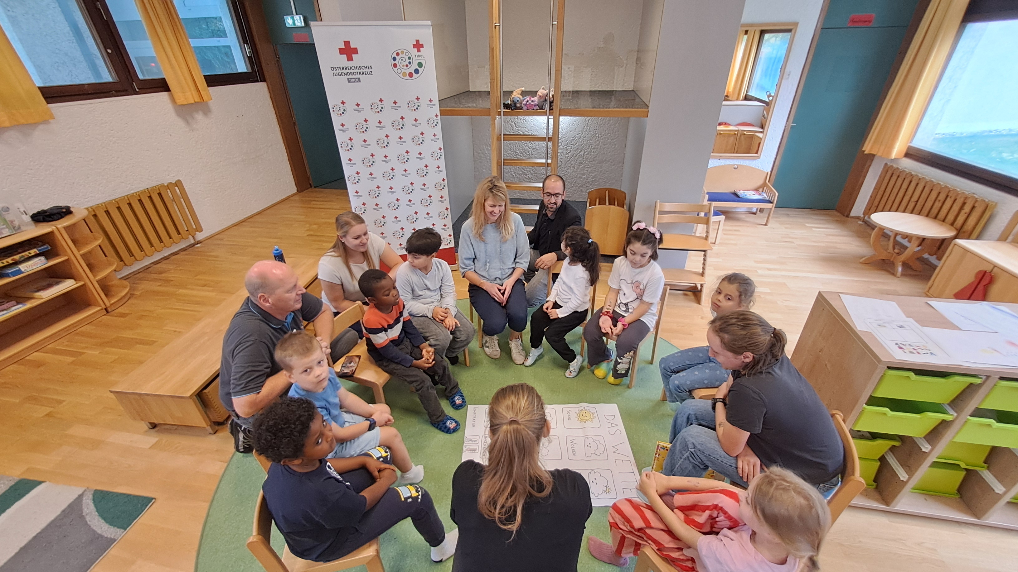 „Deutsch im Sommer“ hat auch heuer Innsbrucks zukünftige SchulanfängerInnen beim Übergang vom Kindergarten in die Schule unterstützt. 48 Kinder aus 16 Nationen mit besonderem Förderbedarf in der deutschen Sprache stärkten in dem zweiwöchigen Programm ihre Sprachkenntnisse, Lernstrategien und sozialen Fähigkeiten. Unter Anleitung erfahrener PädagogInnen fand das Projekt bereits zum sechsten Mal statt. Organisiert wurde es vom Tiroler Jugendrotkreuz, finanziert von Land Tirol und Stadt Innsbruck.