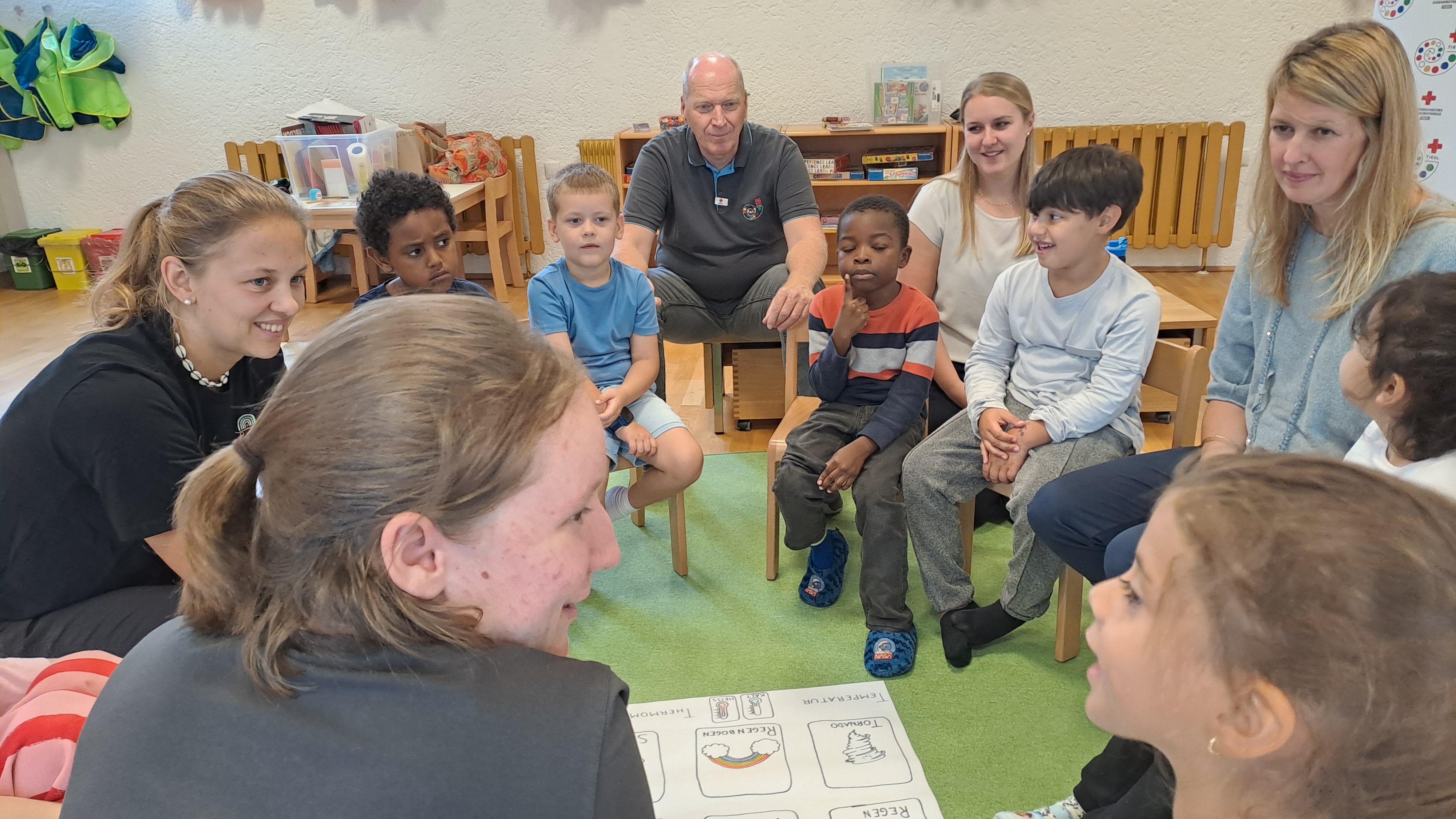 „Deutsch im Sommer“ hat auch heuer Innsbrucks zukünftige SchulanfängerInnen beim Übergang vom Kindergarten in die Schule unterstützt. 48 Kinder aus 16 Nationen mit besonderem Förderbedarf in der deutschen Sprache stärkten in dem zweiwöchigen Programm ihre Sprachkenntnisse, Lernstrategien und sozialen Fähigkeiten. Unter Anleitung erfahrener PädagogInnen fand das Projekt bereits zum sechsten Mal statt. Organisiert wurde es vom Tiroler Jugendrotkreuz, finanziert von Land Tirol und Stadt Innsbruck.