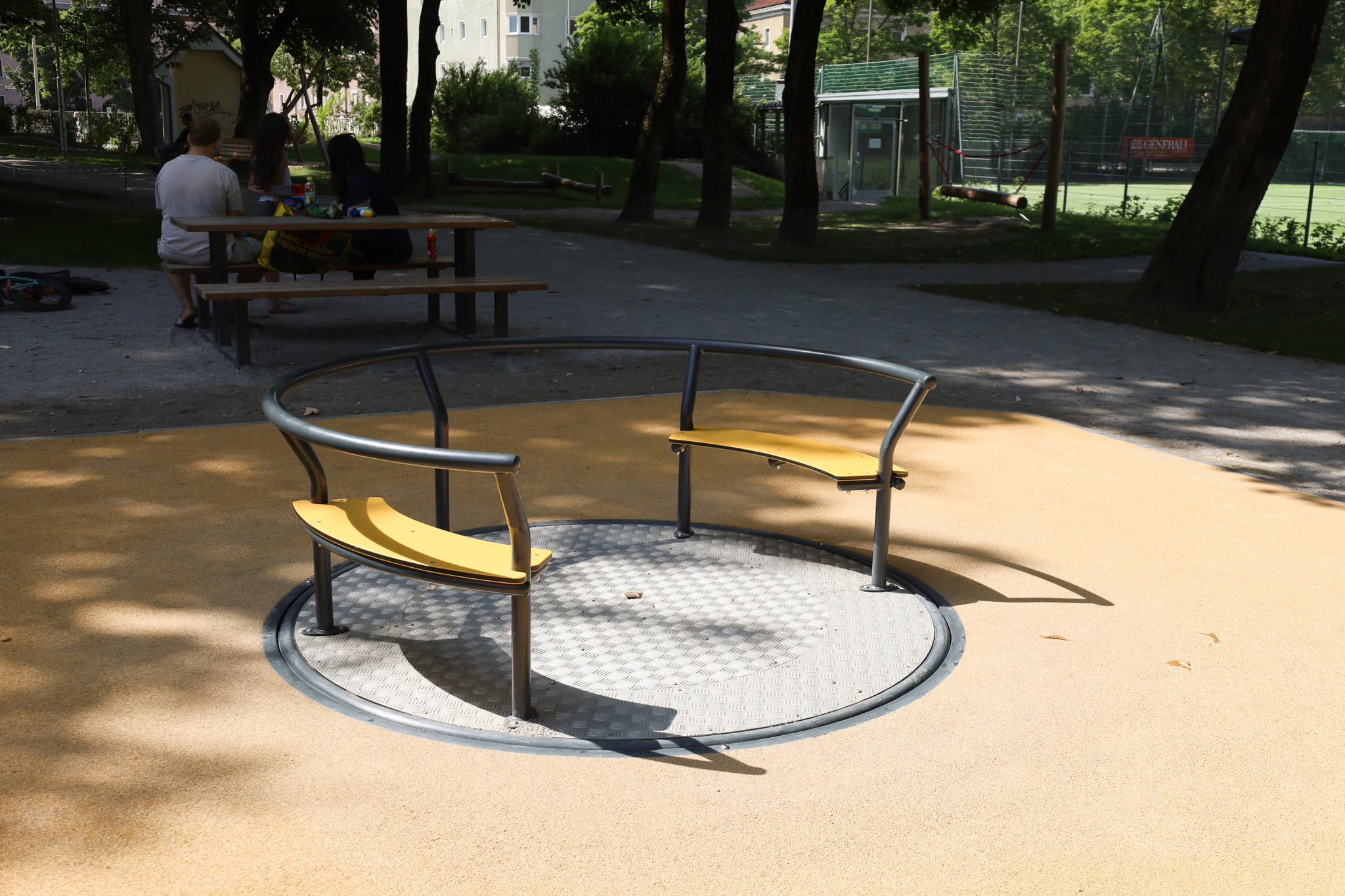 Barrierefrei spielen: Im neugestalteten Beselepark in Wilten wird Wert auf Inklusion gelegt – etwa mit einem ebenerdigen Karussell, das auch von RollstuhlfahrerInnen benutzt werden kann.