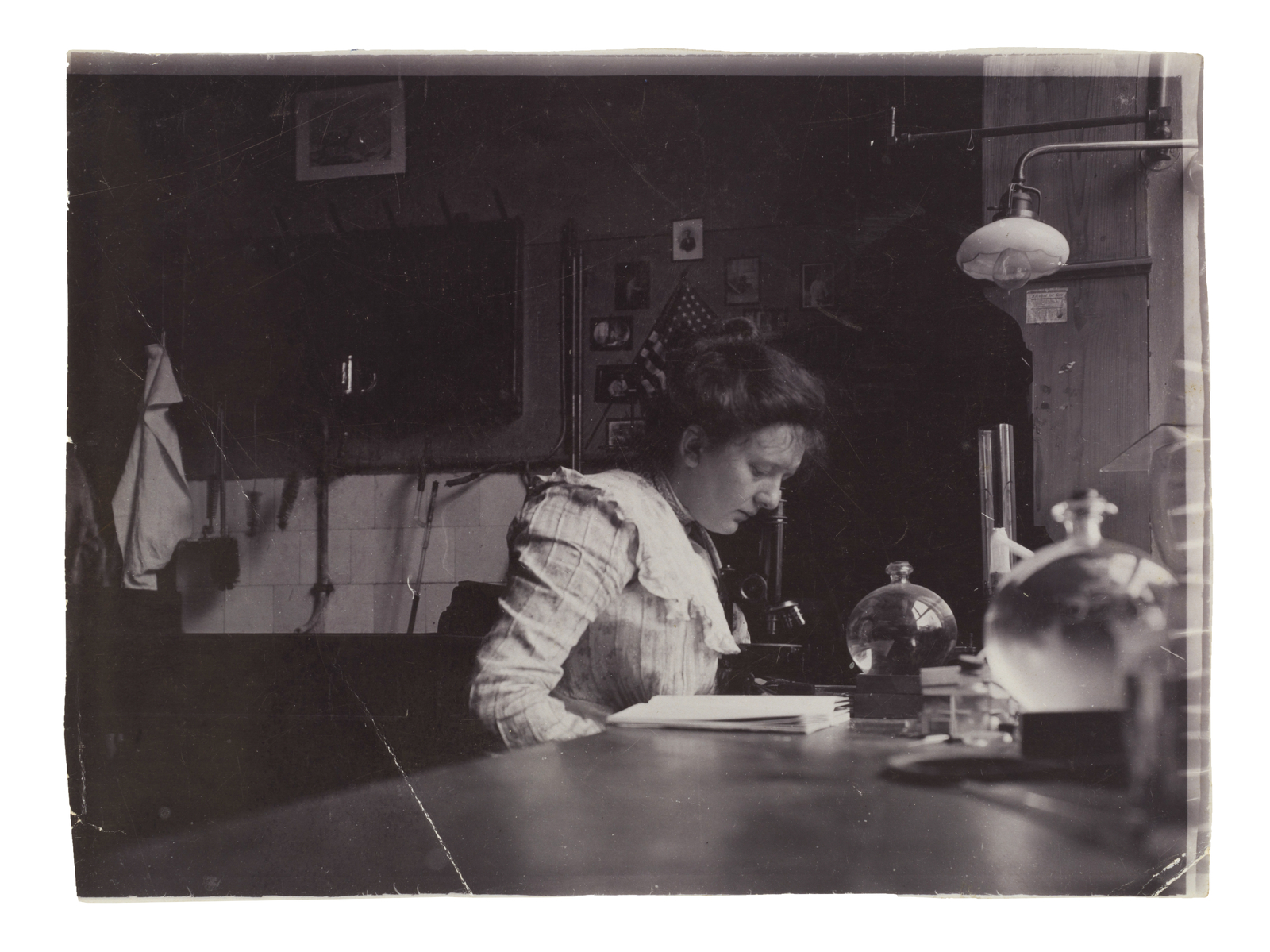 Margarete Zuelzer studierte Naturwissenschaften in Berlin und Heidelberg, 1924 war die bekannte Zoologin bei der 88. Versammlung Deutscher Naturforscher und Ärzte in Innsbruck. (Im Bild als Studentin im Labor, 1902)