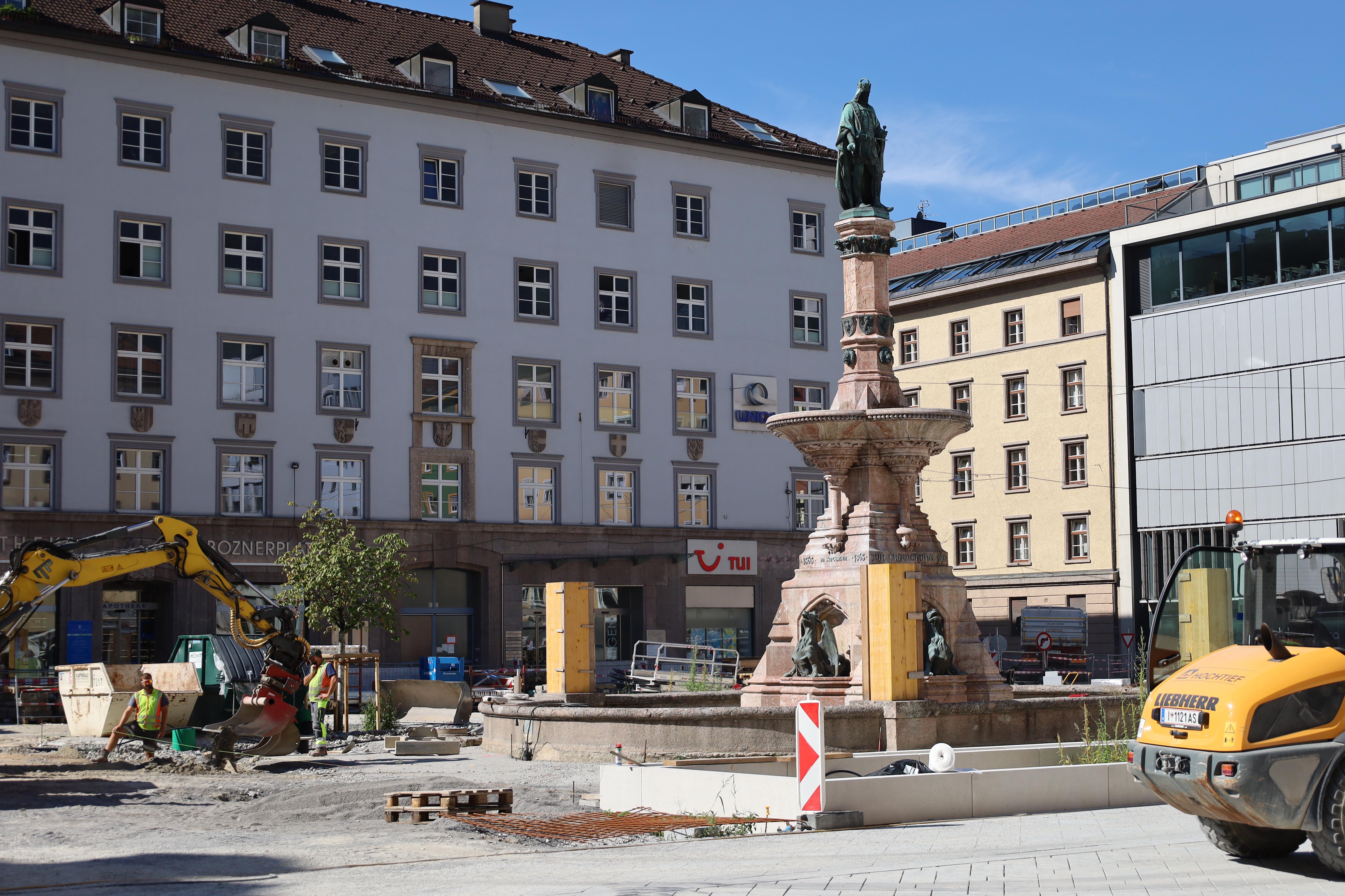 Momentan wird am Bozner Platz noch gebaut. Auch ein Kirschbaum, der im Zuge der Neugestaltung vorübergehend von der Ecke Bozner Platz/Wilhelm-Greil-Straße umgesiedelt wurde, ist derzeit am Bozner Platz zu sehen. Im Herbst werden 31 neue, großkronige und schattenspendende Gleditschien am Platz gepflanzt.
