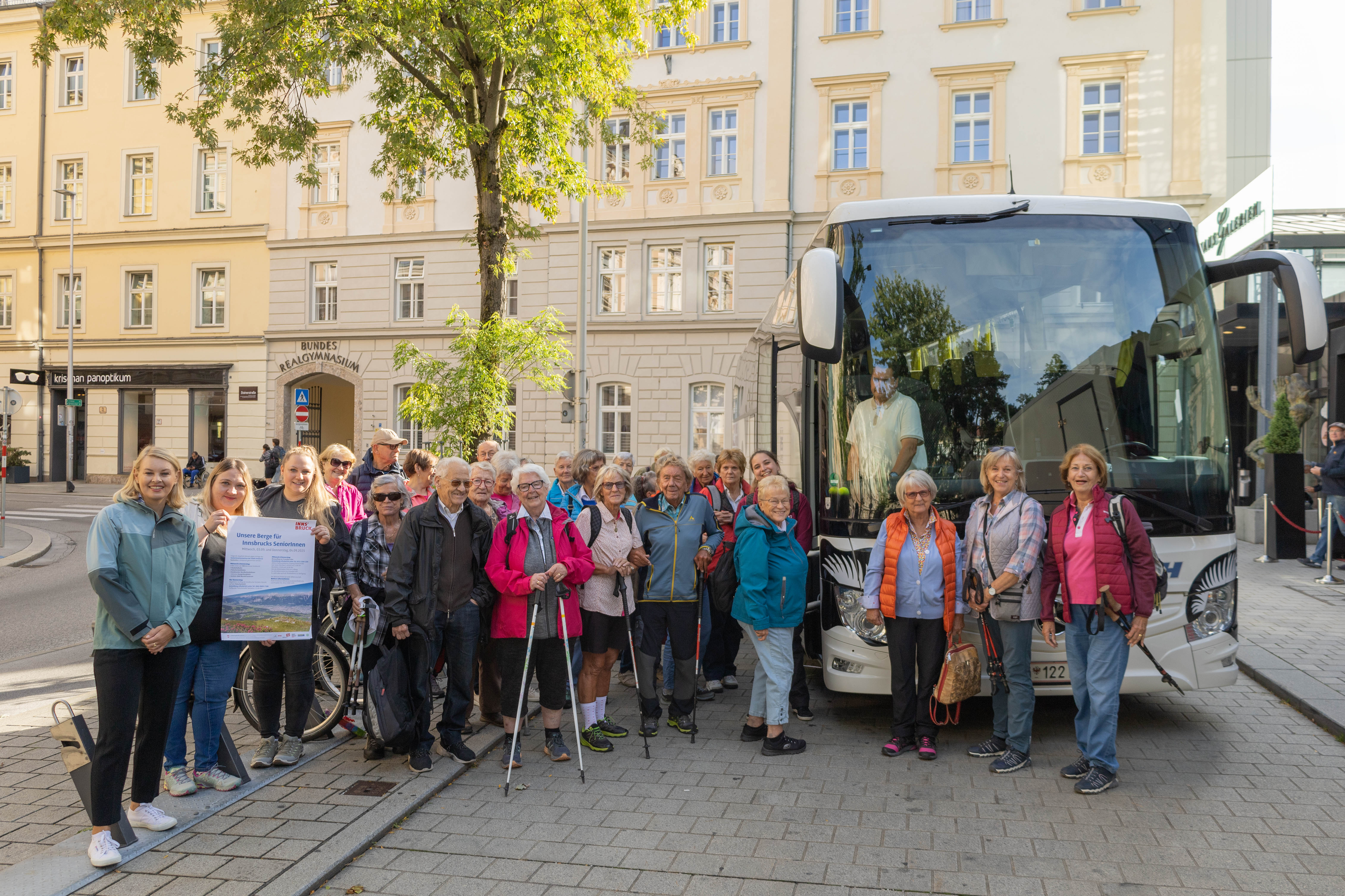 Vizebürgermeisterin Elisabeth Mayr (l.) und Referentin Sarah Mair (Generationenförderung und Projekte, 2.v.l.) freuten sich gemeinsam mit den Innsbrucker SeniorInnen am Mittwochvormittag vor der Abfahrt auf den Ausflug zur Froneben Alm.