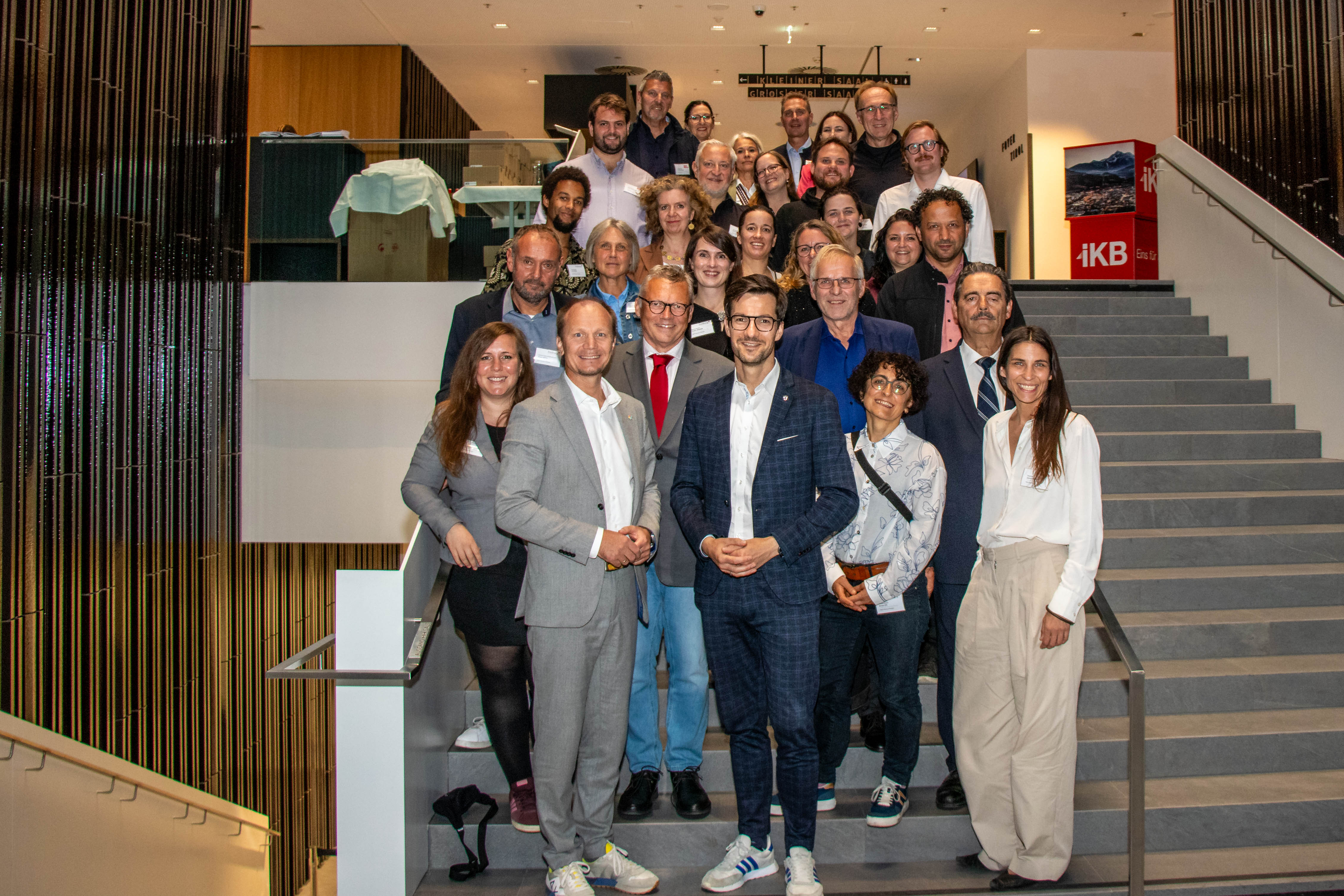 Die 18-köpfige Delegation aus Freiburg gemeinsam mit VertreterInnen der Stadt Innsbruck bei der IKB-Präsentation des Trinkwasserstollens Mühlau im Haus der Musik.