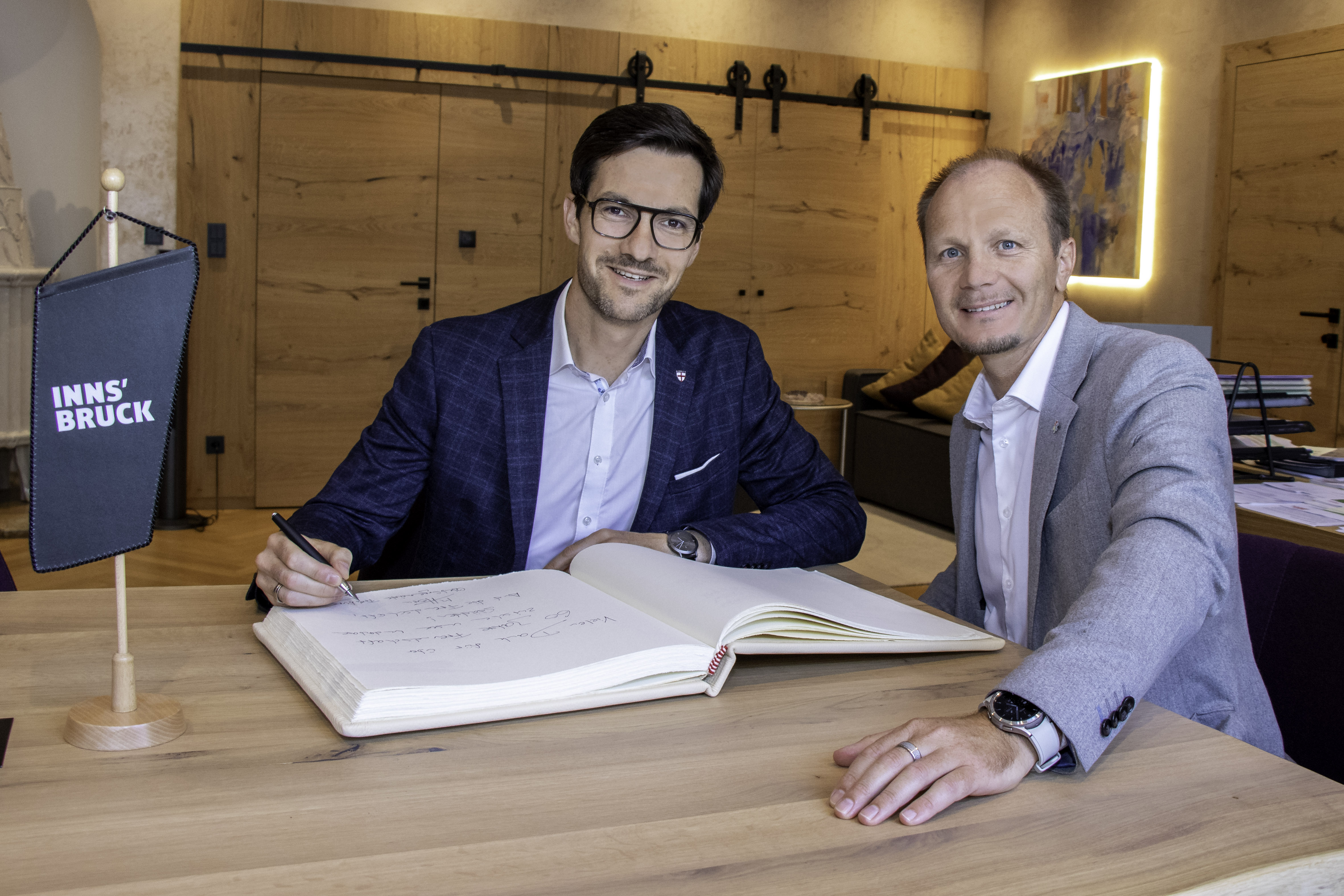 Oberbürgermeister Martin Horn bedankte sich im Goldenen Buch der Stadt Innsbruck für 62 Jahre Städtepartnerschaft.