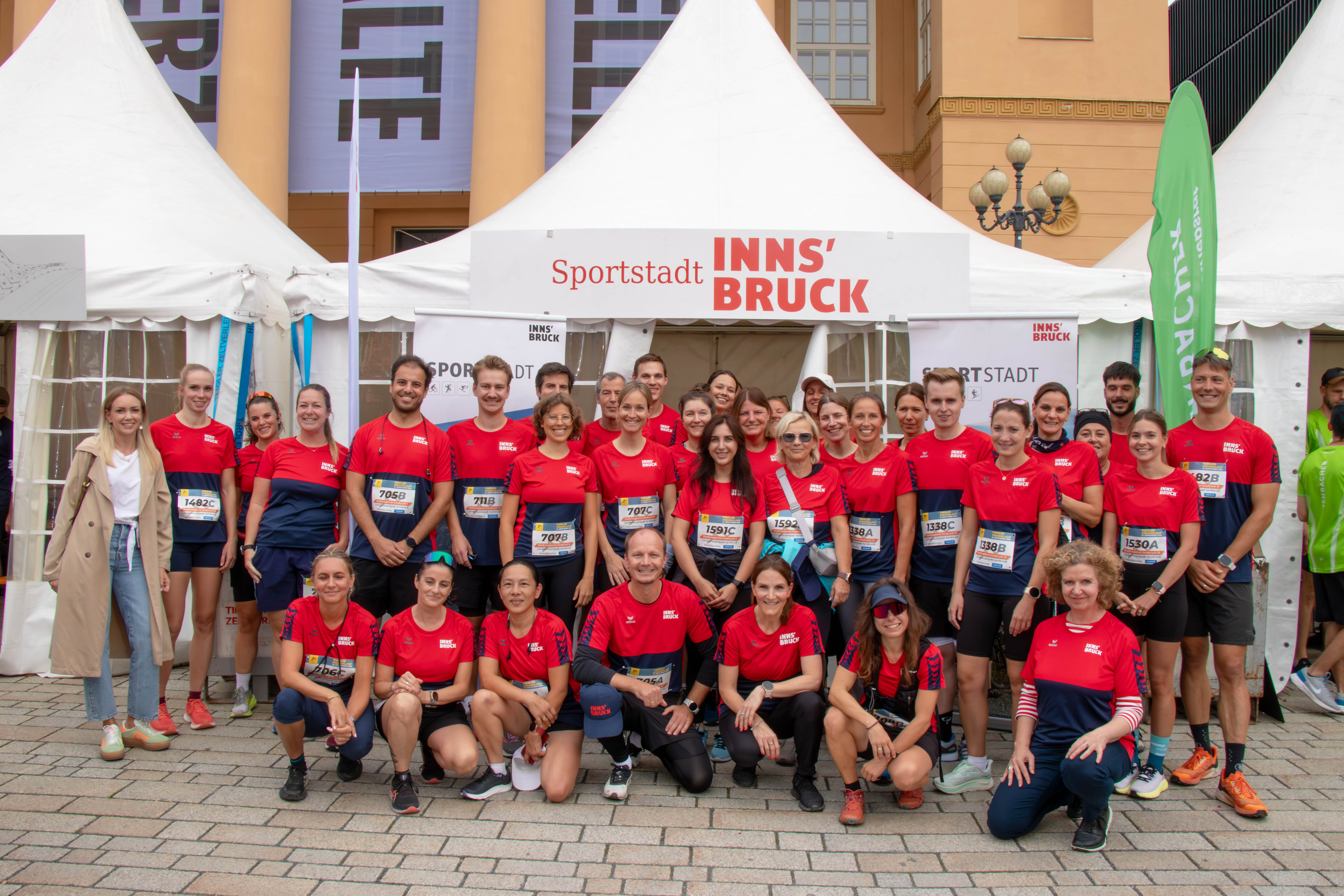 Beim 23. Tiroler Firmenlauf gingen für die Stadt Innsbruck 16 Dreier-Teams an den Start – darunter auch Bürgermeister Johannes Anzengruber. Auf der 5,8 Kilometer langen Strecke zeigten die insgesamt 5000 Läuferinnen und Läufer großen Einsatz. Schnellste im Team des Stadtmagistrats war Victoria Klausner mit einer Zeit von 26:05,06 Minuten, schnellster Läufer Dominik Mair mit 23:21,8 Minuten. Insgesamt stand der Firmenlauf ganz im Zeichen von Teamgeist, Bewegung und einem guten Zweck. Wir gratulieren allen Teilnehmern!