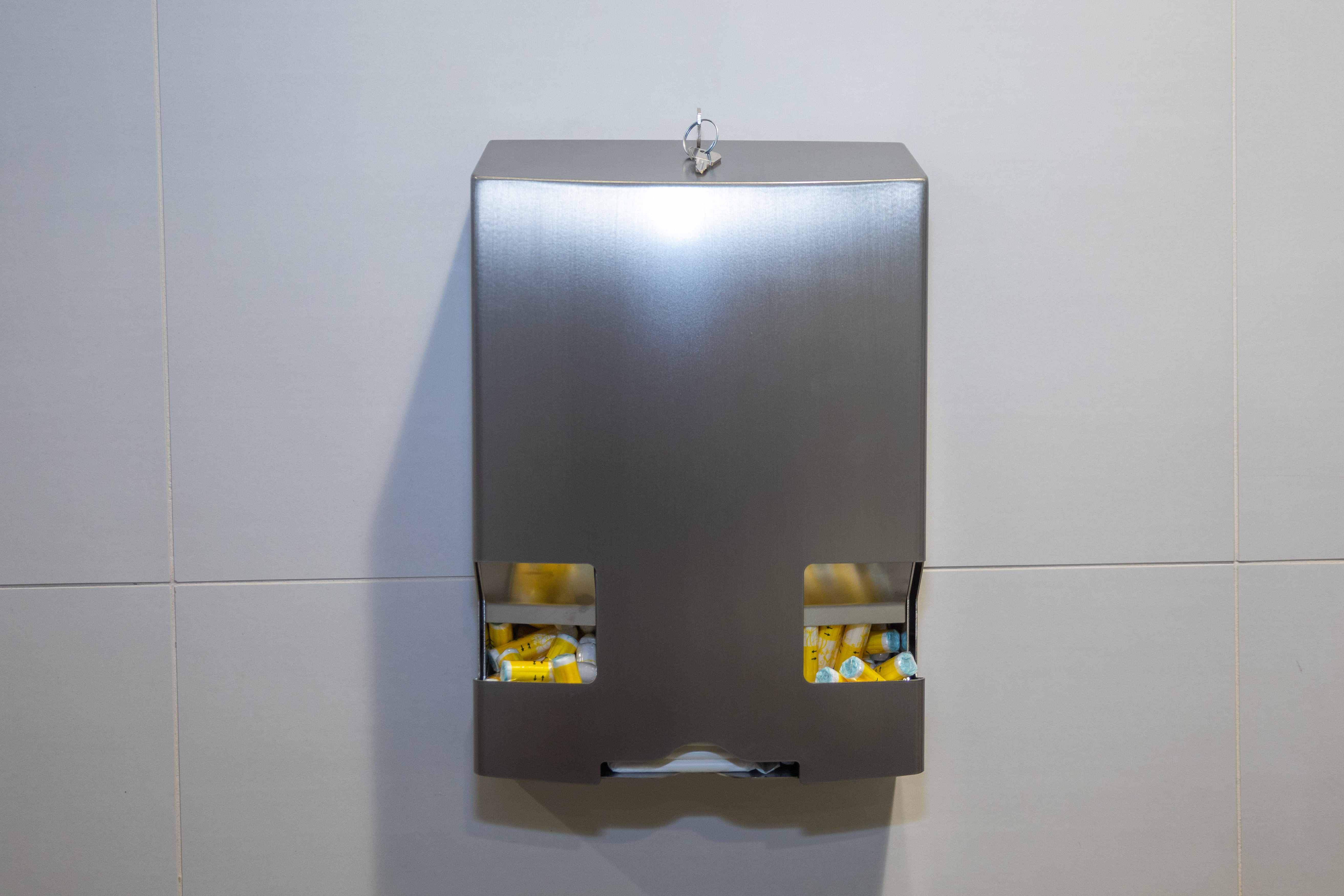 Neben der Stadtbibliothek stehen auch im Gesundheitsamt, Sozialamt und Wohnungsservice Spender mit kostenlosen Menstruationsprodukten zur Verfügung.