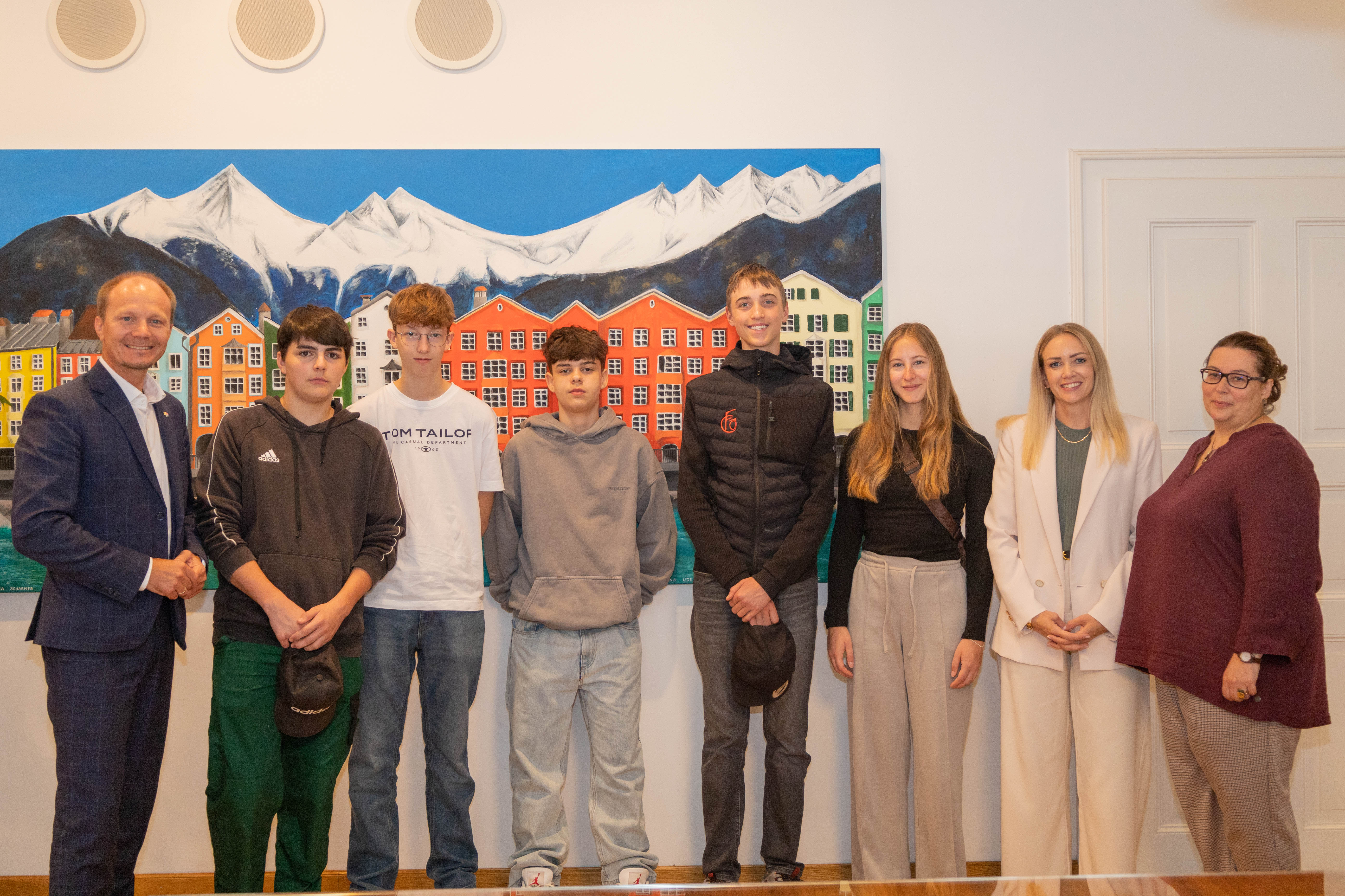 Bürgermeister Johannes Anzengruber begrüßte die neuen städtischen Lehrlinge Leon Rehag, Julian Schaber, Noel Gasser, Daniel Kirchebner und Luisa Holzmüller gemeinsam mit Personalamtsleiterin Milka Peraic-Rasic und der städtischen Lehrlingsbeauftragten Sabine Floßmann im Stadtsenats-Sitzungszimmer des Innsbrucker Rathauses.
