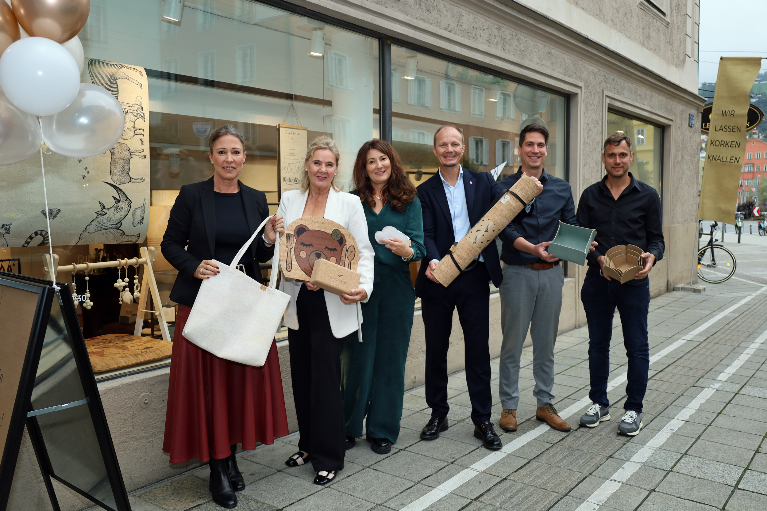 Stadträtin Mariella Lutz (l.) und Bürgermeister Johannes Anzengruber (3.v.r.) statteten dem Team von Clarissakork rund um Unternehmensgründerin Clarissa Steurer (3.v.l.), Edwin Steurer (r.), Karin Dallagiovanna (2.v.l.) und Markus Kilga (2.v.r.) bei der Shop-Eröffnung am Marktgraben einen Besuch ab.