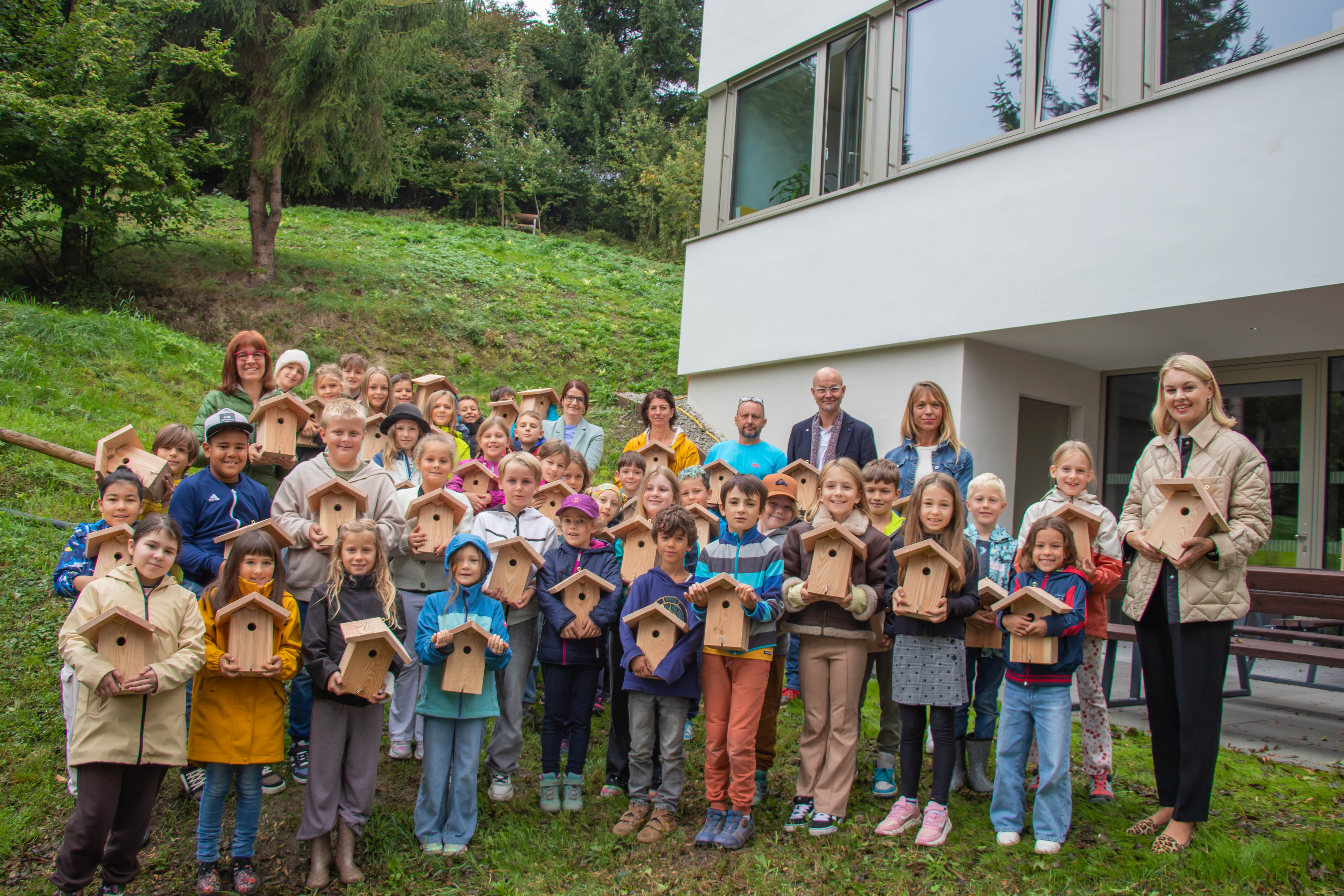 Die Kinder der 3a und 3b der VS Arzl freuten sich über ihre eigenen Nistkästen. Auch Vizebürgermeisterin Elisabeth Mayr (vorne re.), Direktorin Petra Eichler (hinten, 5. v. r.), die Klassenlehrerinnen Andrea Weißkopf-Köck (l.) und Manuela Gutmann-Marquardt (hinten, 4. v. r.), Schulwart Oliver Tschank (hinten, 3. v. r.), Schulamtsleiter Werner Leithmayer (hinten, 2. v. r.) sowie die Projektverantwortliche Isabella Prossliner (hinten re.) teilten die Freude mit den Kindern über das nachhaltige Vogelschutzprojekt.