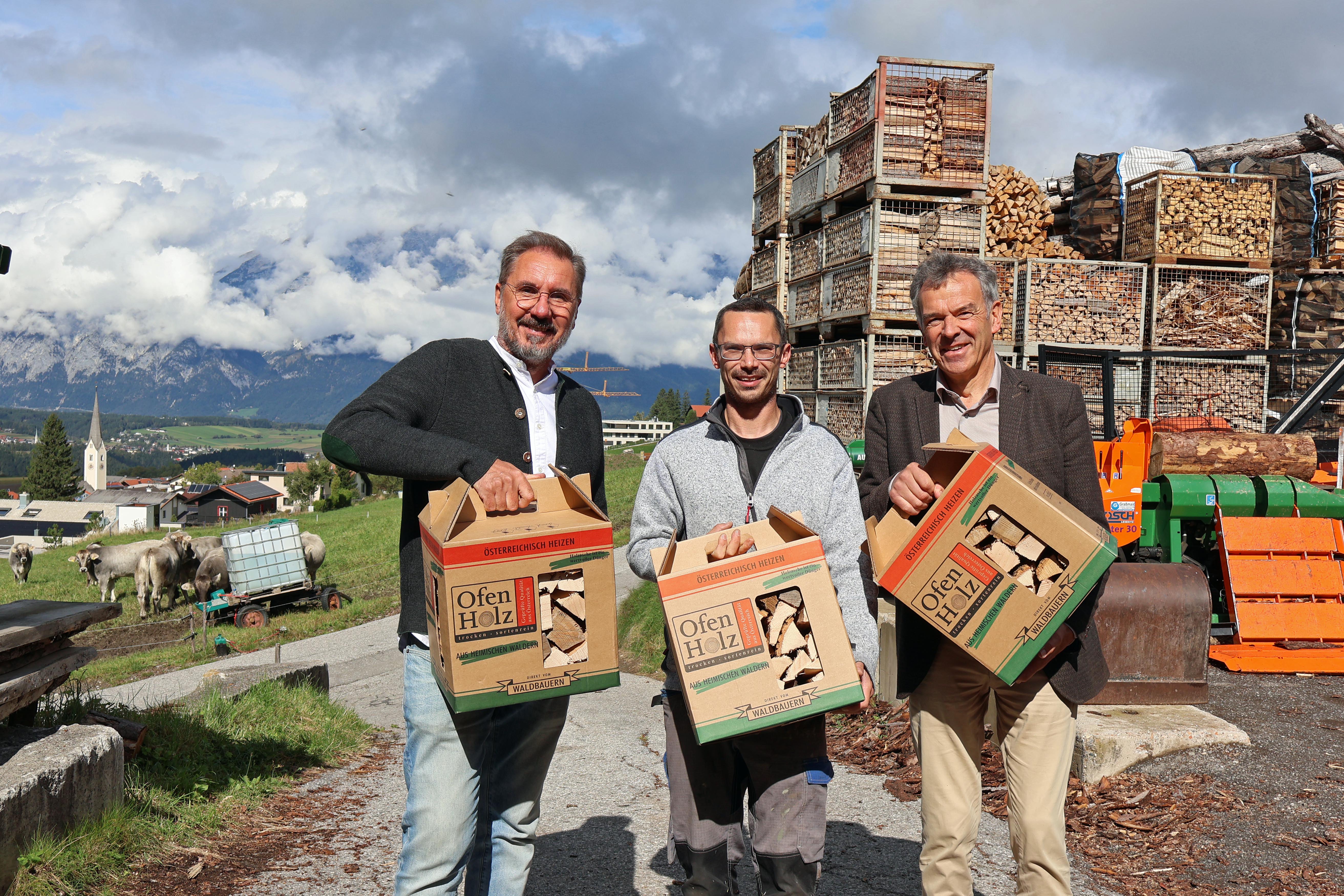 Vizebürgermeister Georg Willi (r.) mit Christoph Müller von Tiroler-Ofenholz und Jens-Uwe Müller (l.) vom Innsbrucker Hilfswerk