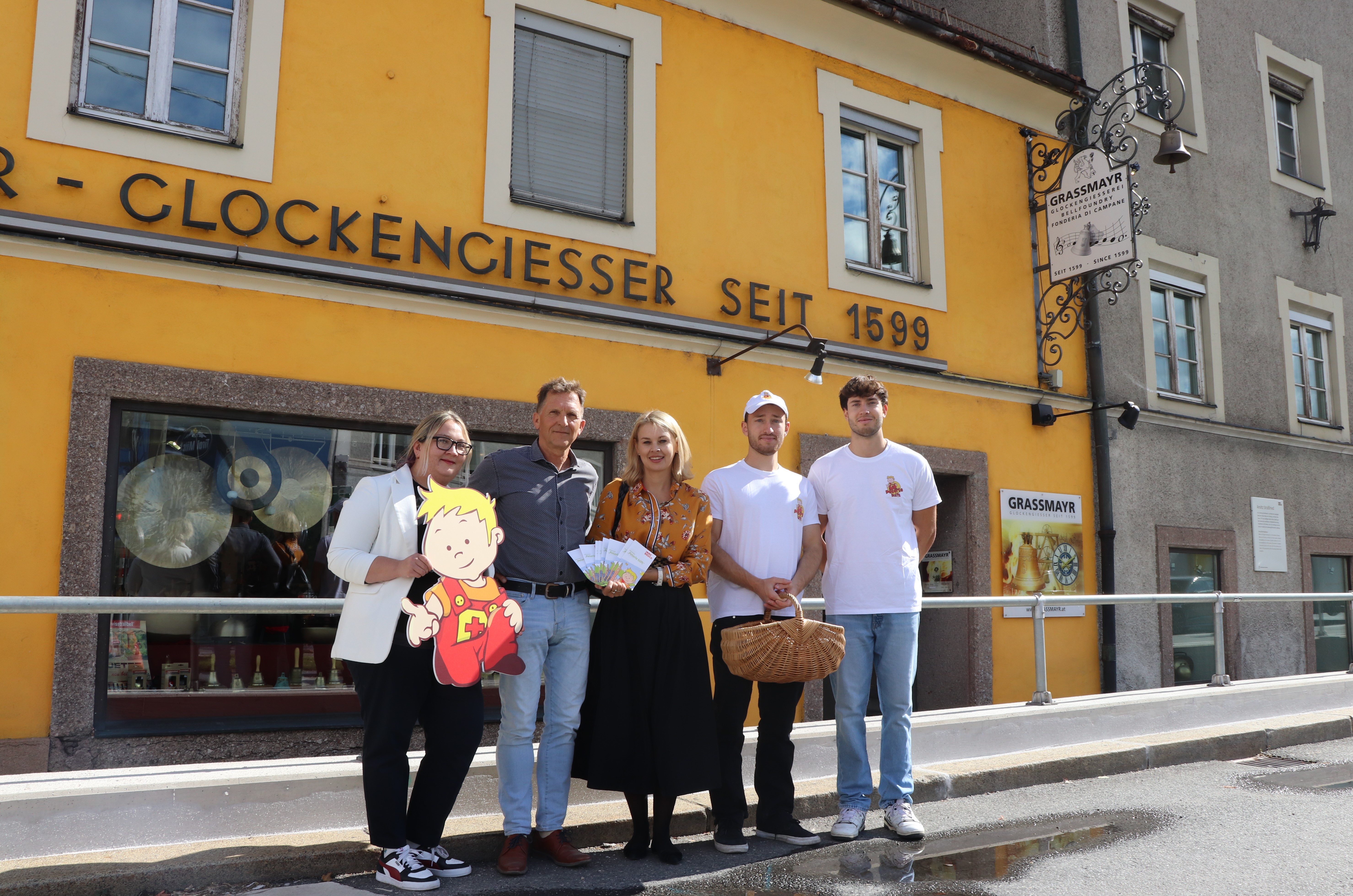 Zu Besuch bei einem der ersten Partnerbetriebe: Johannes Grassmayr, Vizebürgermeisterin Elisabeth Mayr und Referatsleiterin Sarah Mair (1. v.l.) mit Dominik und Tobias vom „Peterle hilft“-Team.