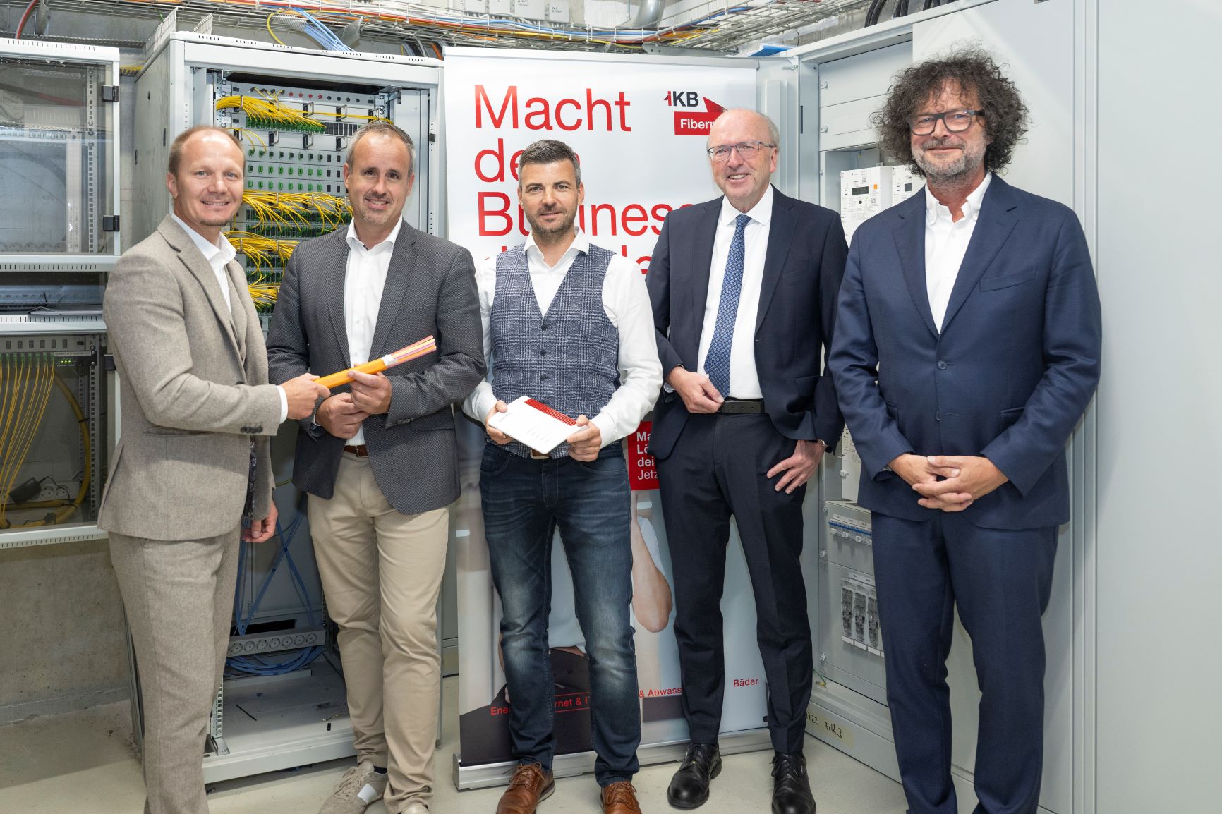 Bürgermeister Ing. Mag. Johannes Anzengruber, B.Sc., Ing. Mag. Thomas Stotter, IKB-Geschäftsbereichsleiter Telekom, Simon Geiler, B.A., Geschäftsführer des langjährigen IKB-Businesskunden elitec GmbH, DI Helmuth Müller, IKB-Vorstandsvorsitzender und Dr. Thomas Pühringer, IKB-Vorstandsmitglied.