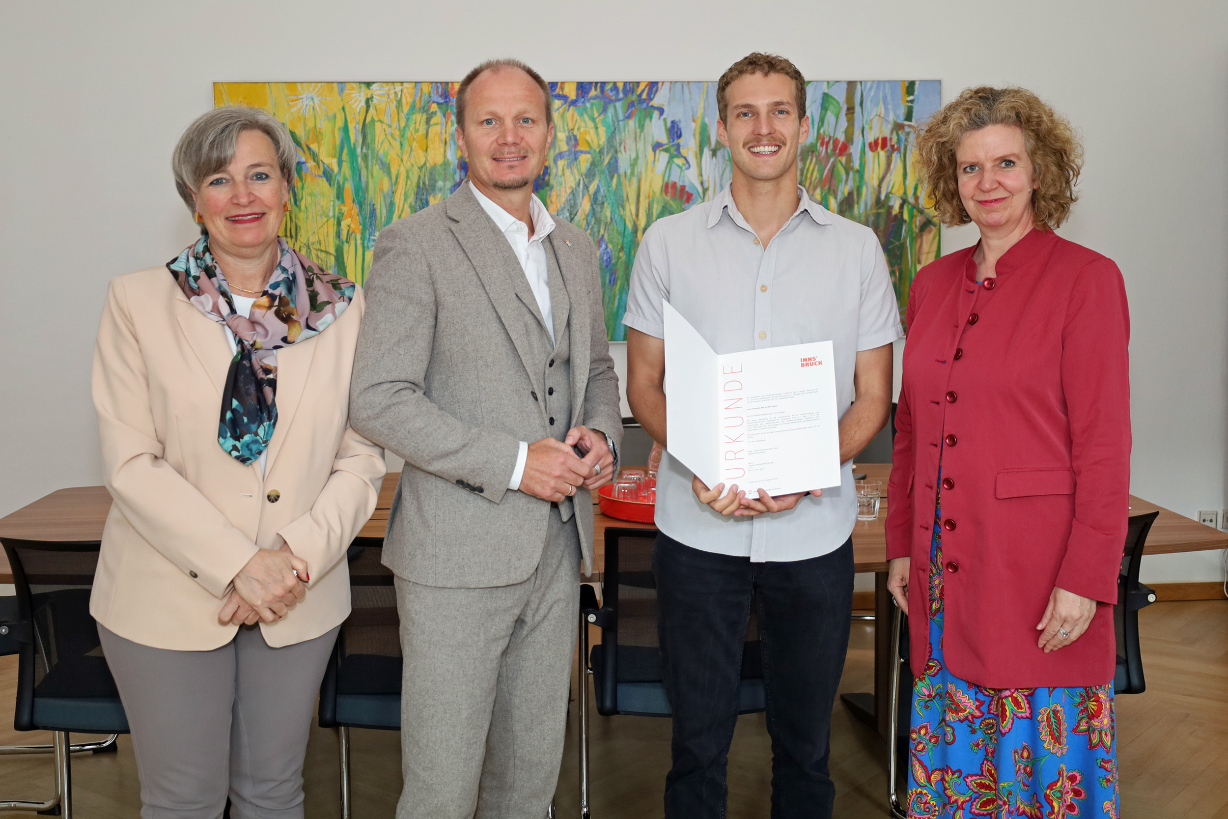 Nachdem sich der bisherige Sportamtsleiter, Romuald Niescher, mit 30. September 2025 in seine wohlverdiente Pension verabschiedet hat, gab es mit 1. Oktober gleich zwei Neubesetzungen. Tassilo Berghamer (Bild 1, 2.v.r.) trat die Nachfolge von Niescher als Vorstand des Sportamtes offiziell an. Isabelle Brandauer (Bild 2, 2.v.r.) übernimmt die Position der Stellvertreterin für die Abteilungsleitung der Magistratsabteilung V - Gesellschaft, Kultur, Gesundheit und Sport. Magistratsdirektorin Gabriele Herlitschka, Bürgermeister Johannes Anzengruber, Vizebürgermeister Georg Willi und Birgit Neu (Abteilungsleitung MA V) gratulierten bei den jeweiligen Dekretverleihungen.