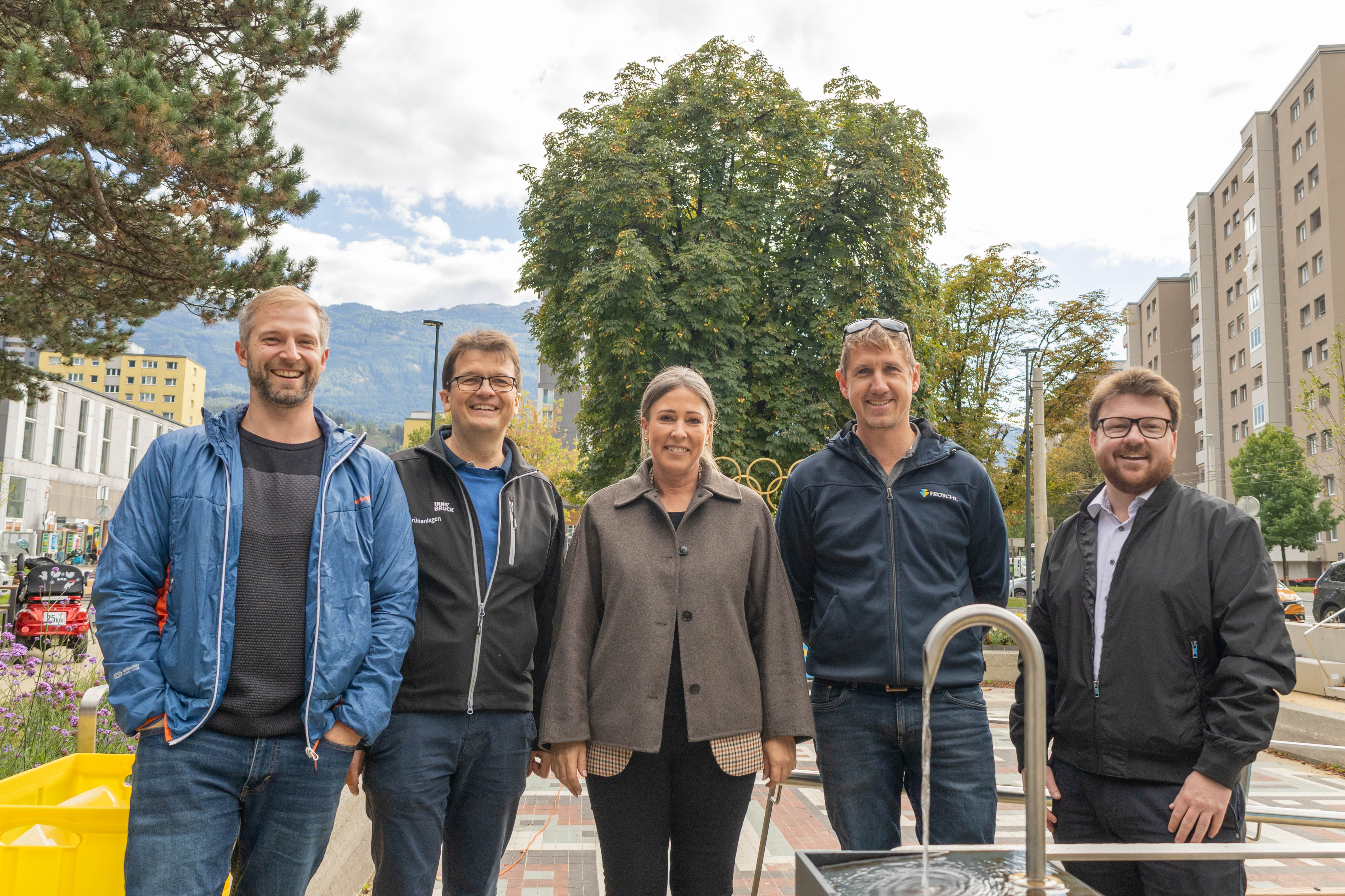 Stadträtin Mariella Lutz (m.), Gemeinderat Benjamin Plach (r.), Referent Markus Pinter (2.v.l.) sowie Landschaftsplaner Ricardo Leuschel (l.) vom Amt für Grünanlagen und Matthias Kirchmair (2.v.r.) von der Baufirma Fröschl freuen sich über die gelungene Neugestaltung des Olympiaparks.