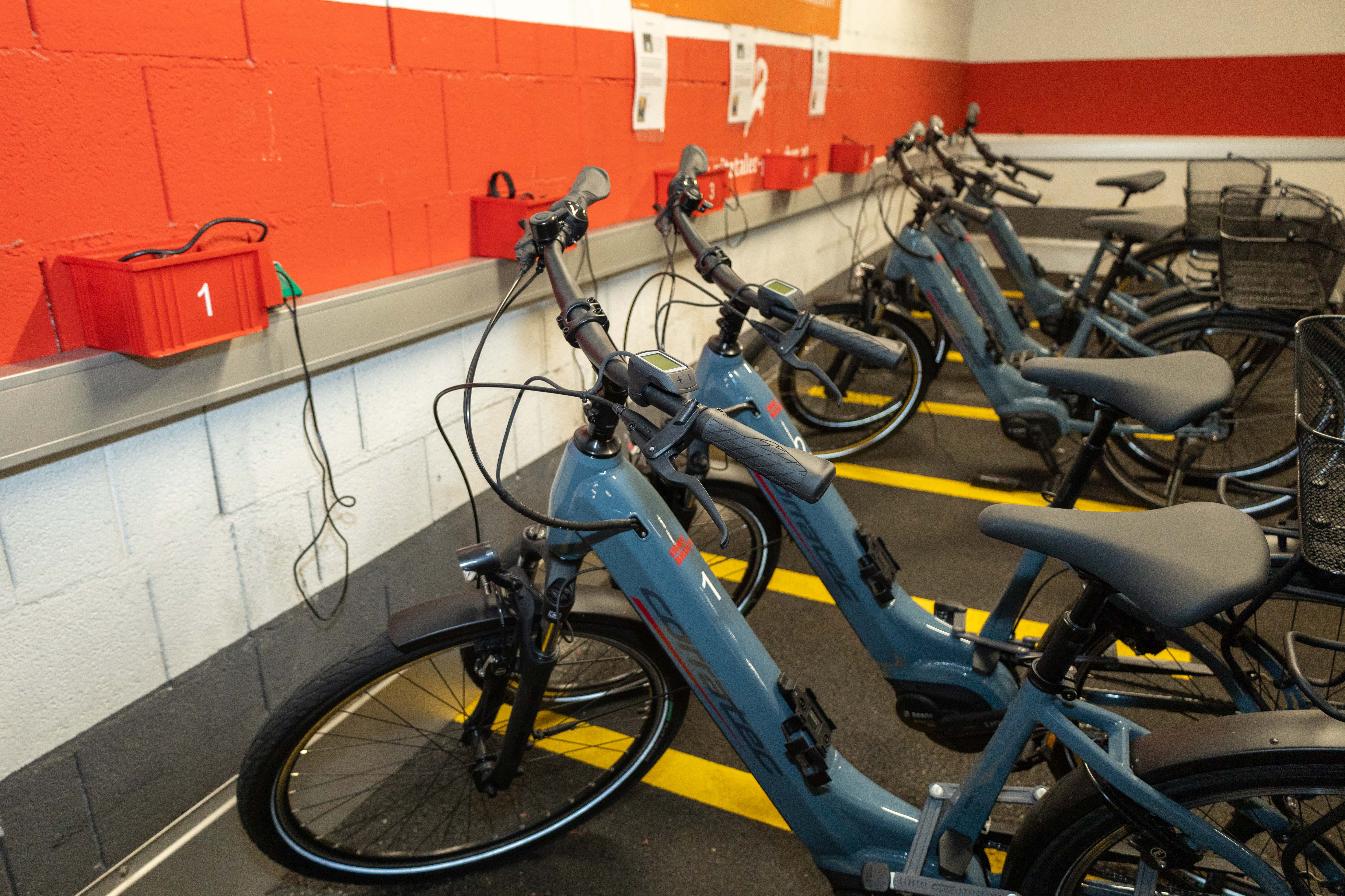 Fünf neue E-Bikes können nach Reservierung von Mitarbeitenden des Magistrats für Dienstfahrten genutzt werden.