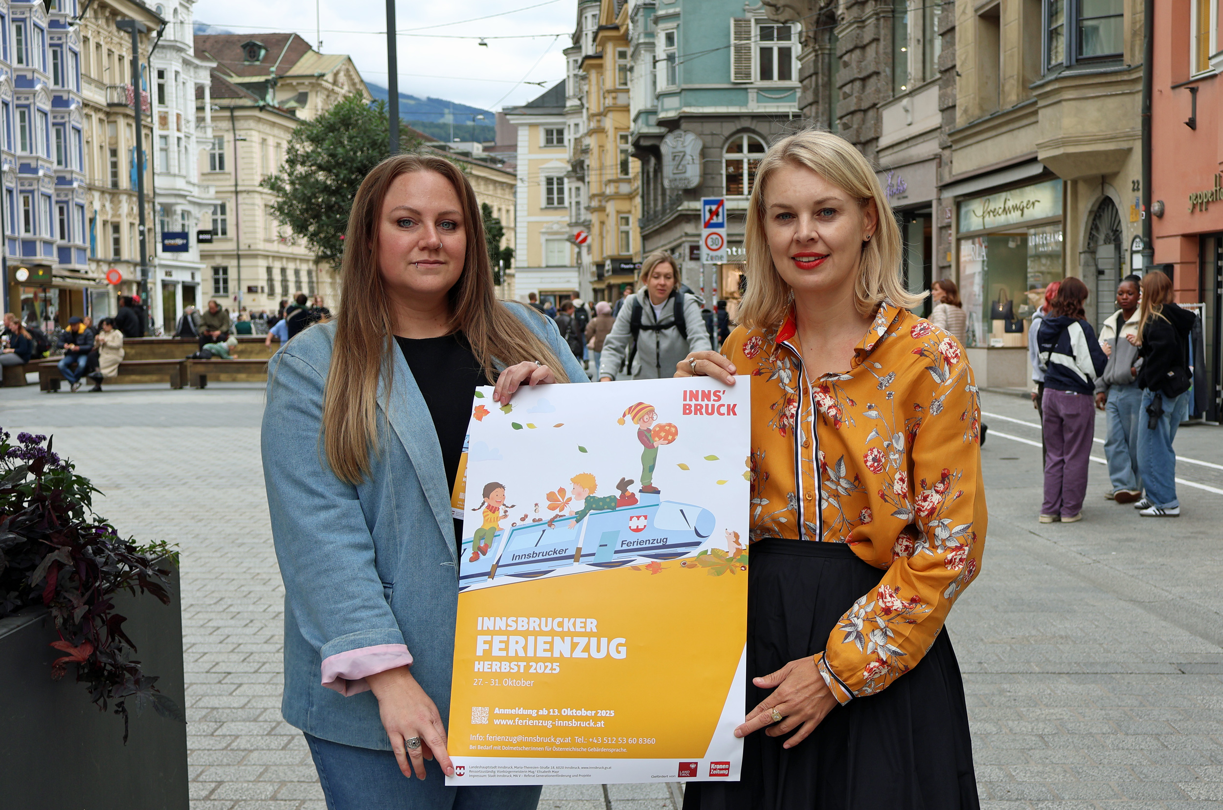 Startbereit für die Herbstferien 2025: Vizebürgermeisterin Elisabeth Mayr und Nele Meylaerts (li.) stellten das neue Programm vor.