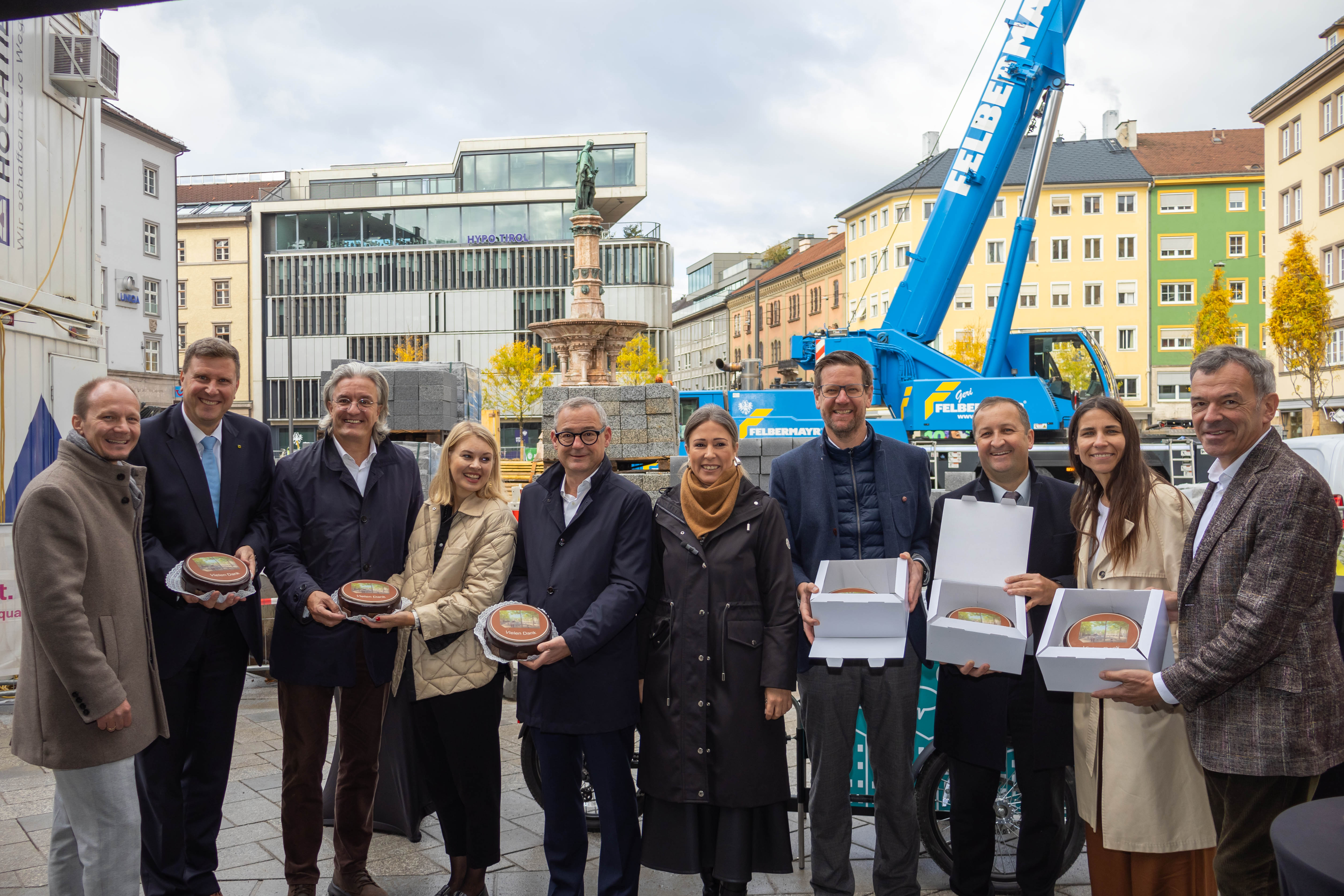 Eine Feierstunde für Stadtregierung und Wirtschaft: Die finale Phase der Neugestaltung am Bozner Platz wurde damit eingeleitet.