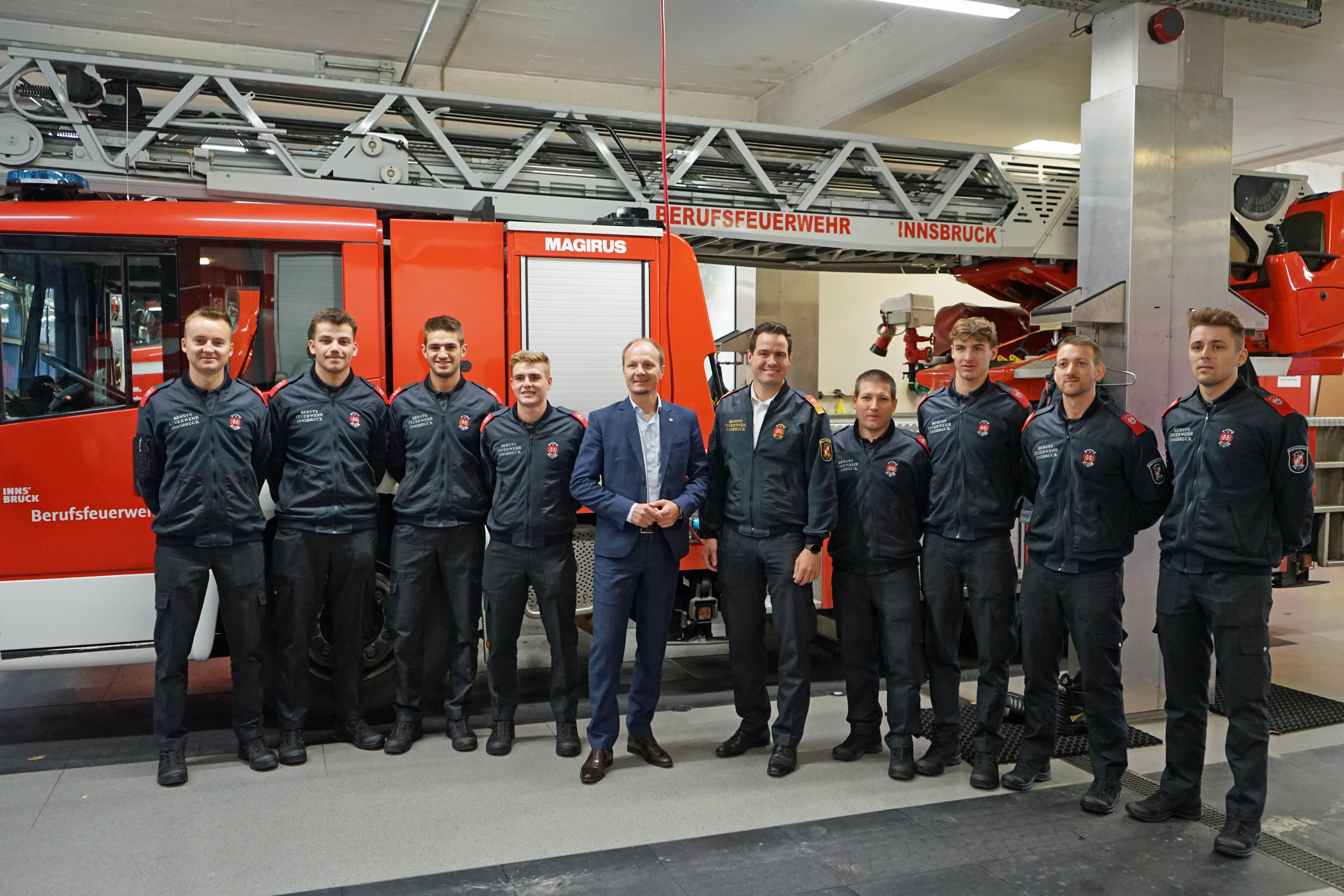 Startklar für die Ausbildung: Die acht neuen Feuerwehrmänner werden von Bürgermeister Johannes Anzengruber (5.v.l.) und Branddirektor Helmut Hager (6.v.l.) herzlich bei der Berufsfeuerwehr Innsbruck begrüßt.
