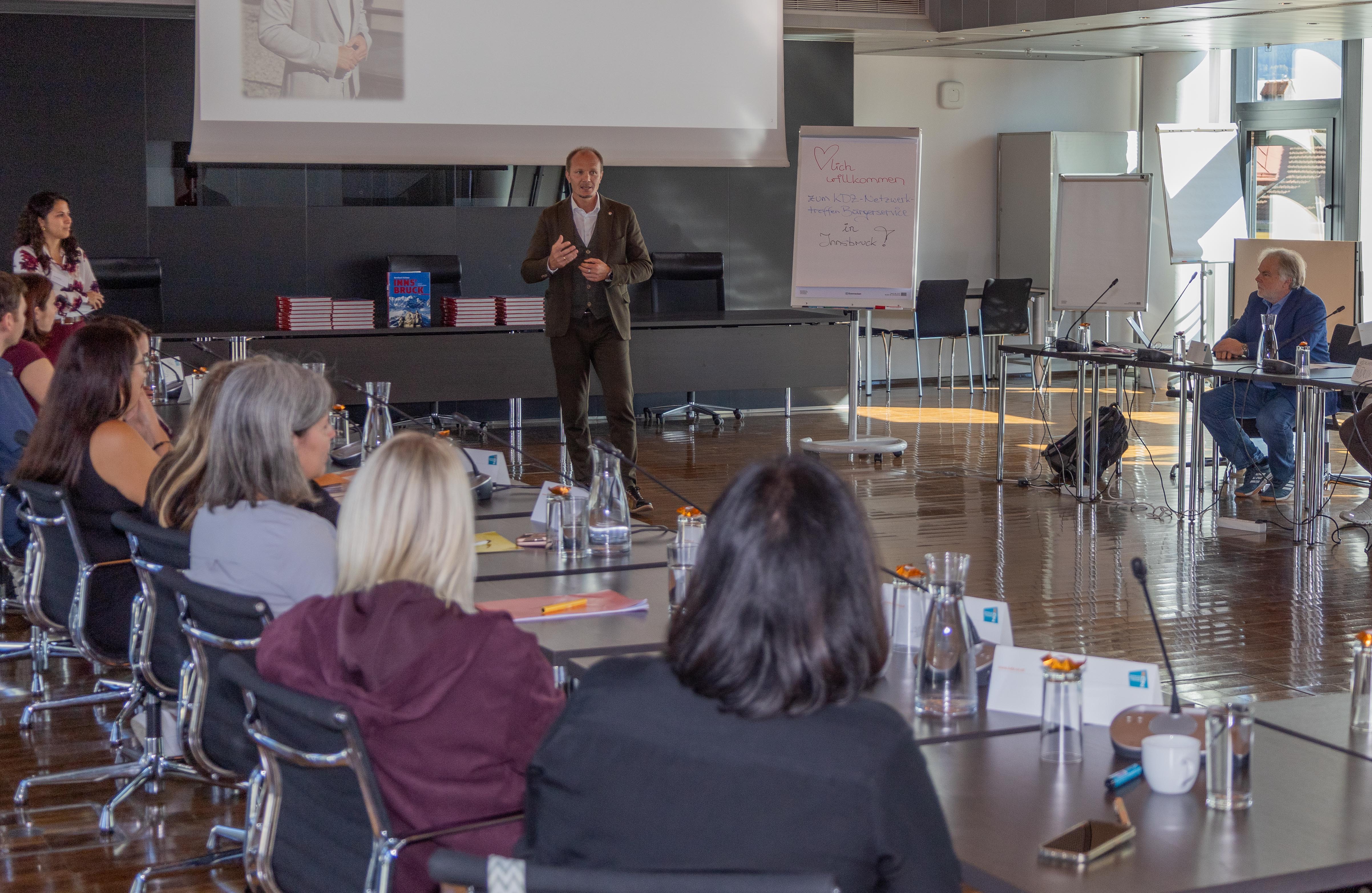 Beim Bürgerservice-Netzwerktreffen in Innsbruck, das von KDZ - Zentrum für Verwaltungsforschung organisiert wurde, trafen RepräsentantInnen des Bürgerservices aus ganz Österreich im Plenarsaal zusammen. Bürgermeister Johannes Anzengruber (m.) begrüßte die Teilnehmenden aus insgesamt 16 österreichischen Städten und Marktgemeinden, bevor in mehreren Vorträgen und Diskussionen Themen wie Sicherheit (präsentiert von Amtsvorstand Christian Schneider) oder KI im Bürgerservice behandelt wurden. Für Referentin Sabine Kröß-Tunner (2.v.l.) stellte das Bürgerservice-Netzwerktreffen 2025 das letzte dar, sie wird nach über 40 Jahren im Dienst für die Stadt Innsbruck in den verdienten Ruhestand verabschiedet.
