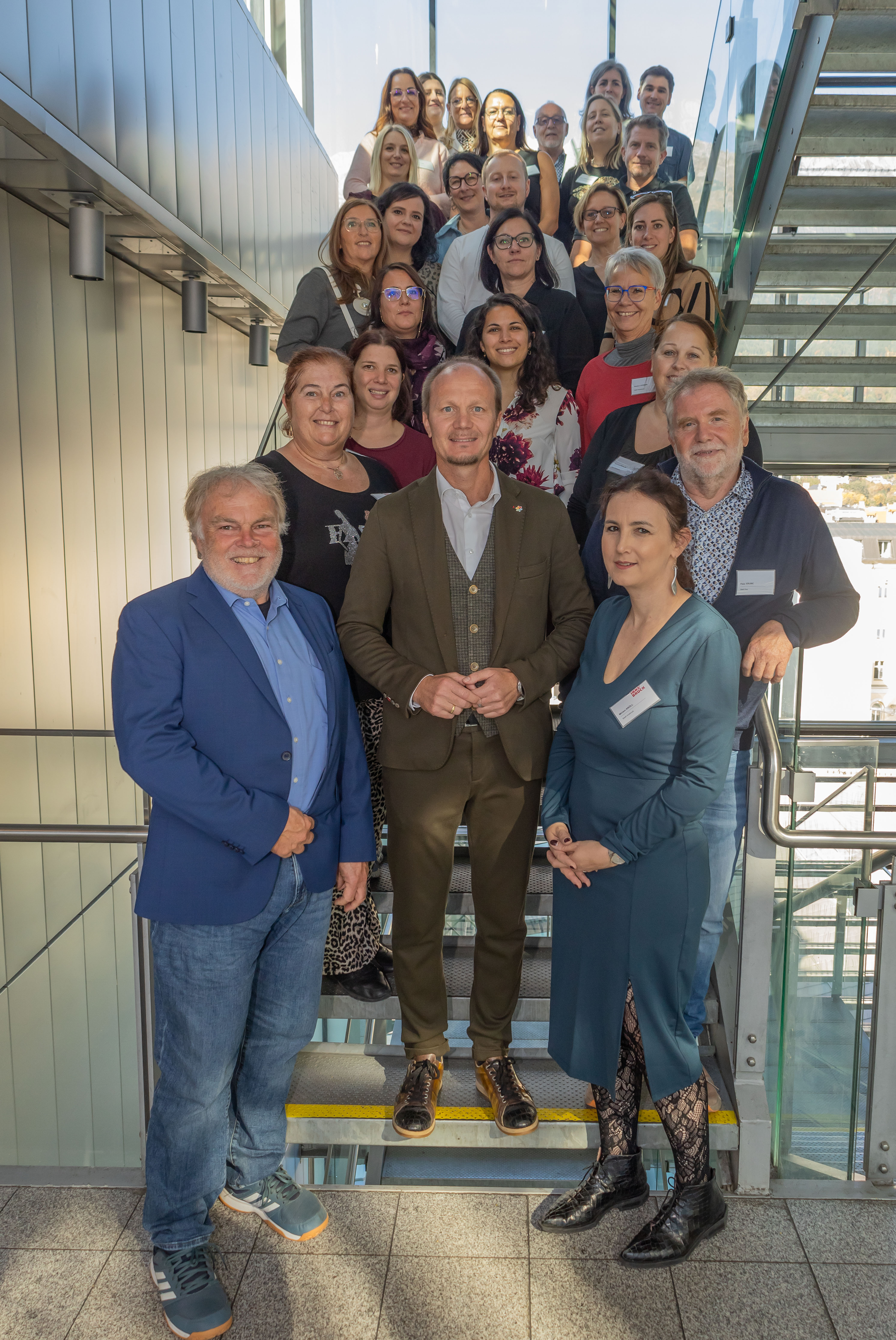 Beim Bürgerservice-Netzwerktreffen in Innsbruck, das von KDZ - Zentrum für Verwaltungsforschung organisiert wurde, trafen RepräsentantInnen des Bürgerservices aus ganz Österreich im Plenarsaal zusammen. Bürgermeister Johannes Anzengruber (m.) begrüßte die Teilnehmenden aus insgesamt 16 österreichischen Städten und Marktgemeinden, bevor in mehreren Vorträgen und Diskussionen Themen wie Sicherheit (präsentiert von Amtsvorstand Christian Schneider) oder KI im Bürgerservice behandelt wurden. Für Referentin Sabine Kröß-Tunner (2.v.l.) stellte das Bürgerservice-Netzwerktreffen 2025 das letzte dar, sie wird nach über 40 Jahren im Dienst für die Stadt Innsbruck in den verdienten Ruhestand verabschiedet.