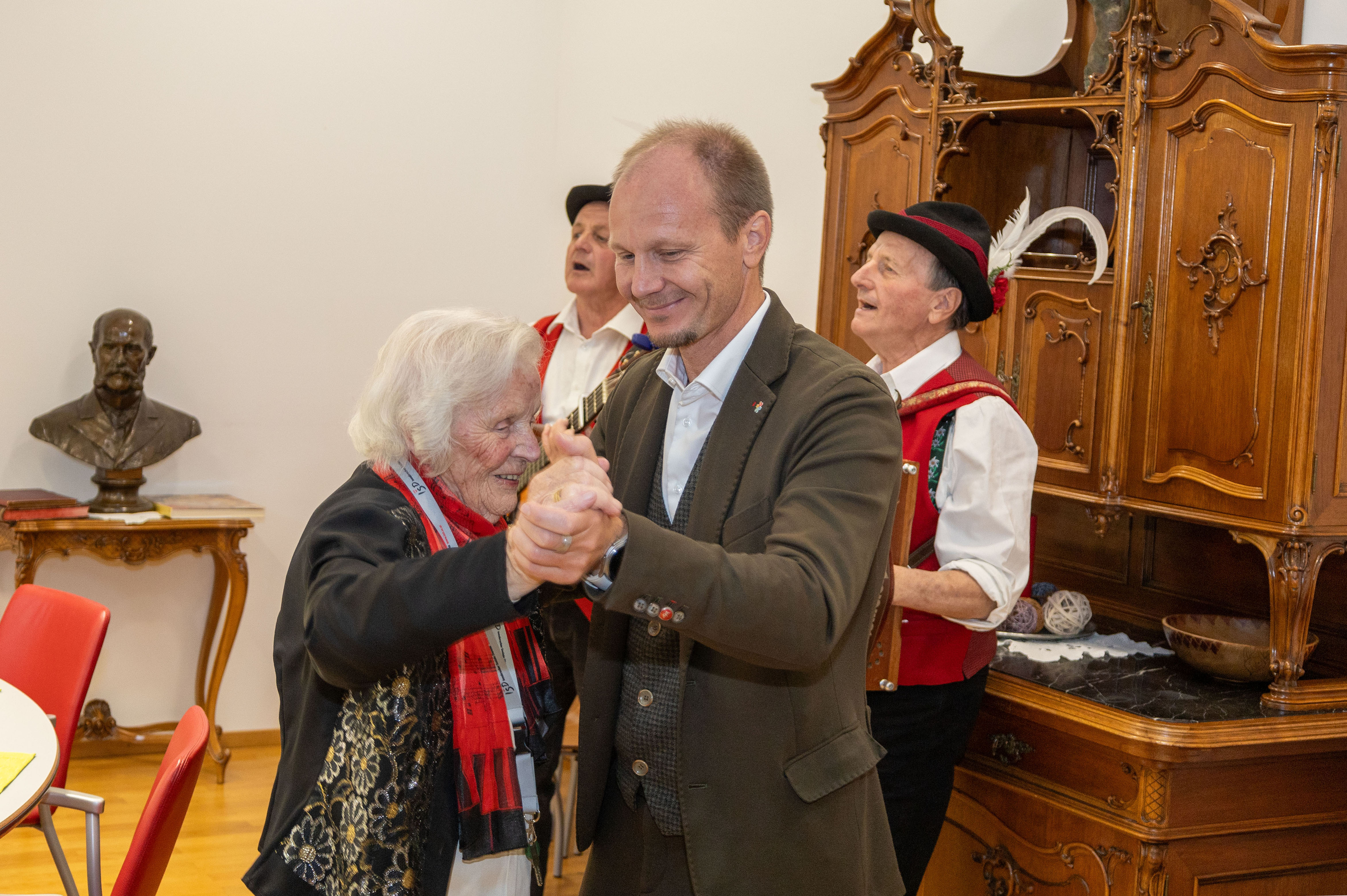 Die 106-jährige Josefine Psula ließ es sich nicht nehmen, mit Bürgermeister Johannes Anzengruber zu tanzen.