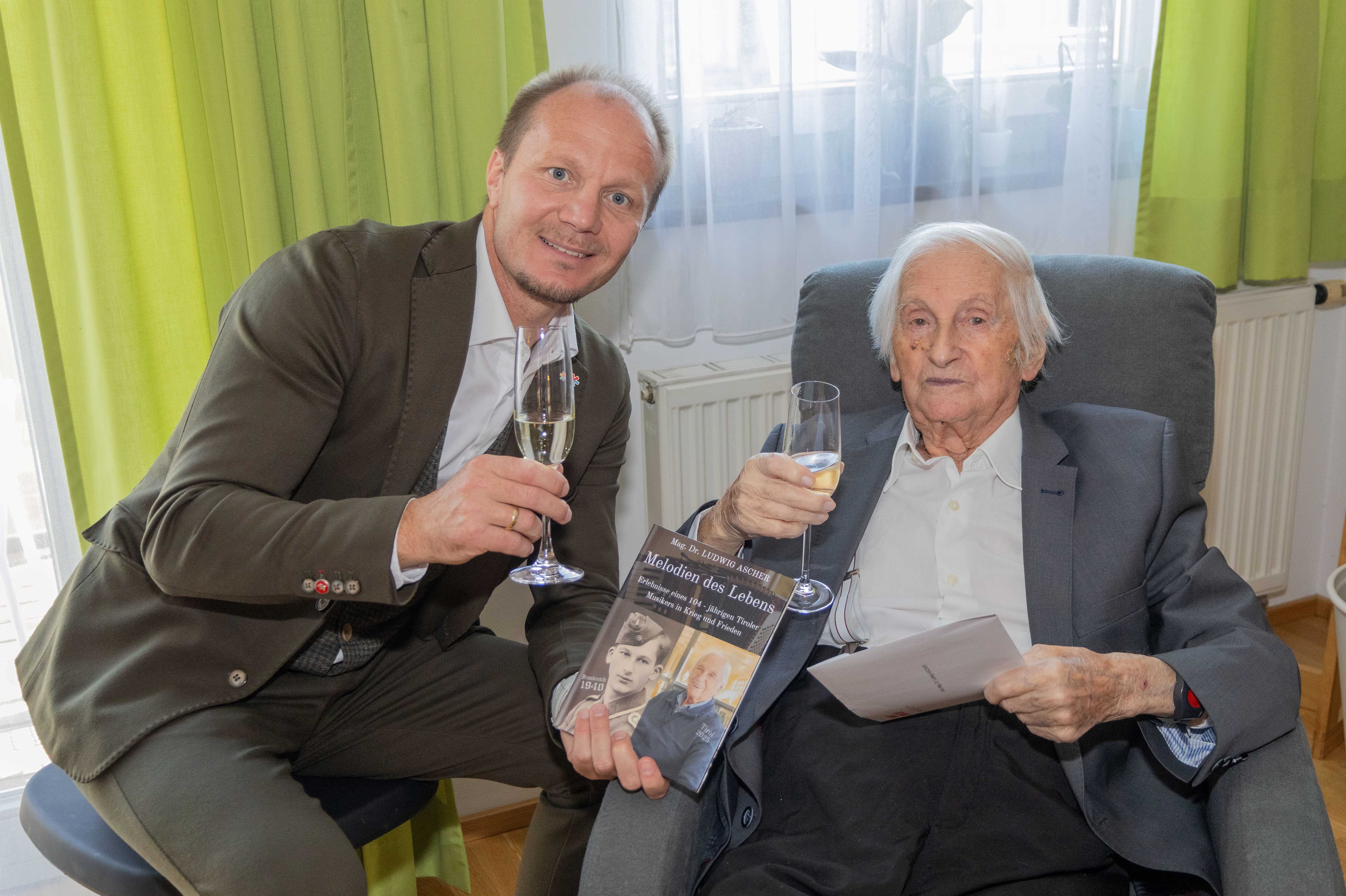 Der 105-jährige Jubilar Ludwig Ascher kann auf ein langes und bewegtes Leben zurückblicken, das auch in einem Buch festgehalten wurde.