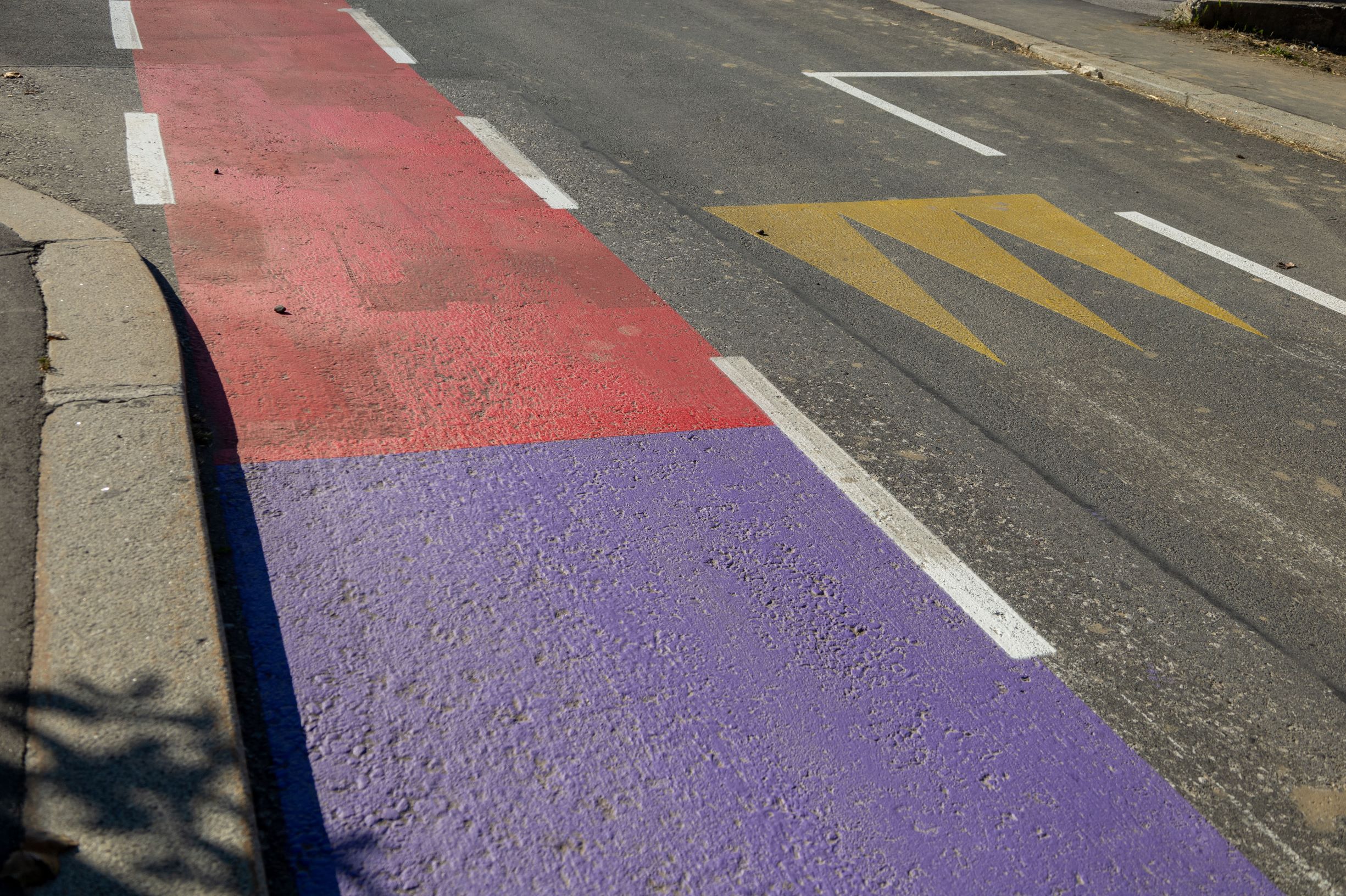 Konfliktzonen, etwa bei Kreuzungen, sind weiterhin rot markiert.