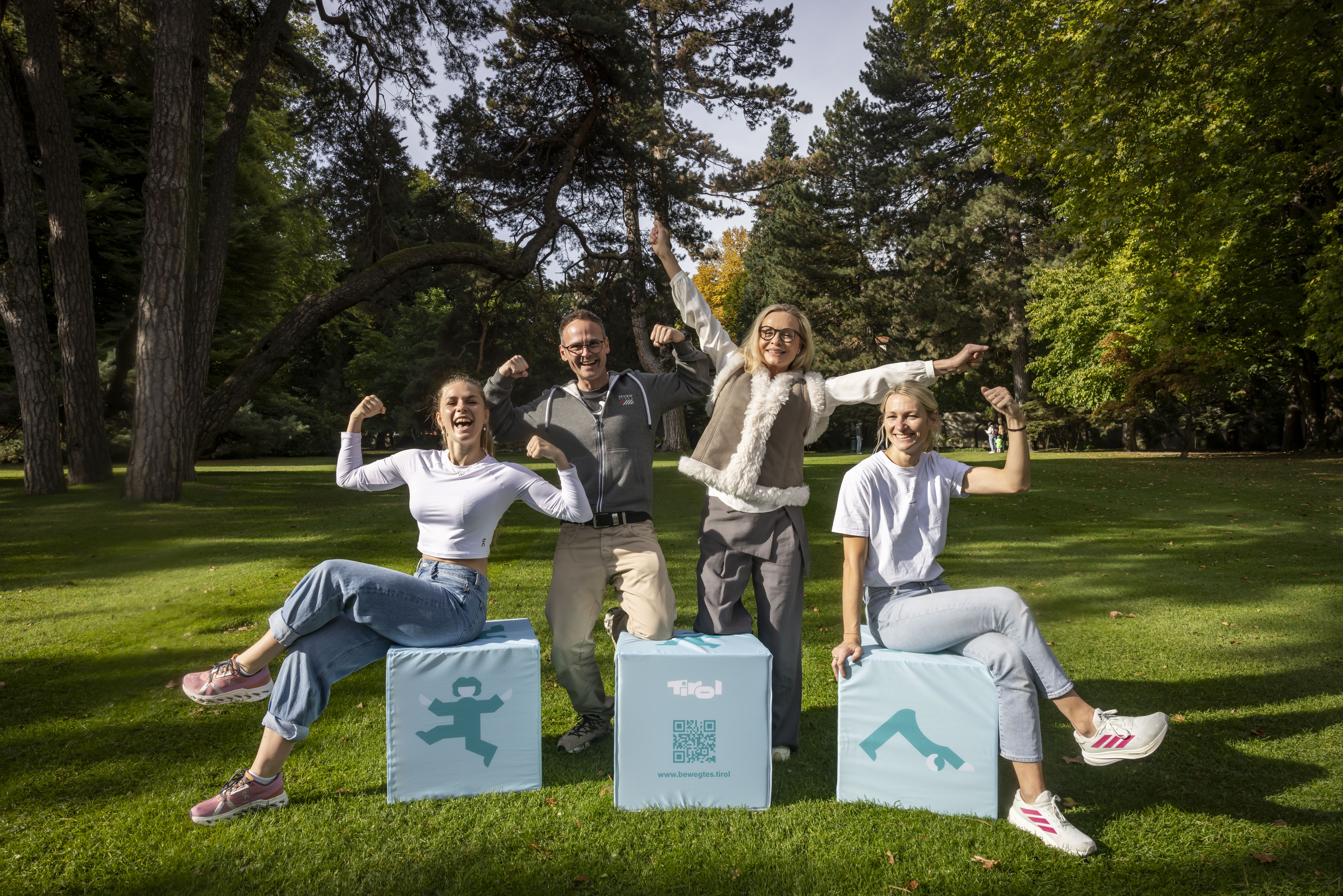 Die Bewegungsbotschafter:innen der Initiative "Gemeinsam bewegt Tirol": Josefine Fischer (Influencerin "josefine.outdoor"), Martin Veith (Radiomoderator), Isabella Krassnitzer (Journalistin und Radiomoderatorin) und Tamara Riesterer (Inhaberin und Trainerin in der Basefive).