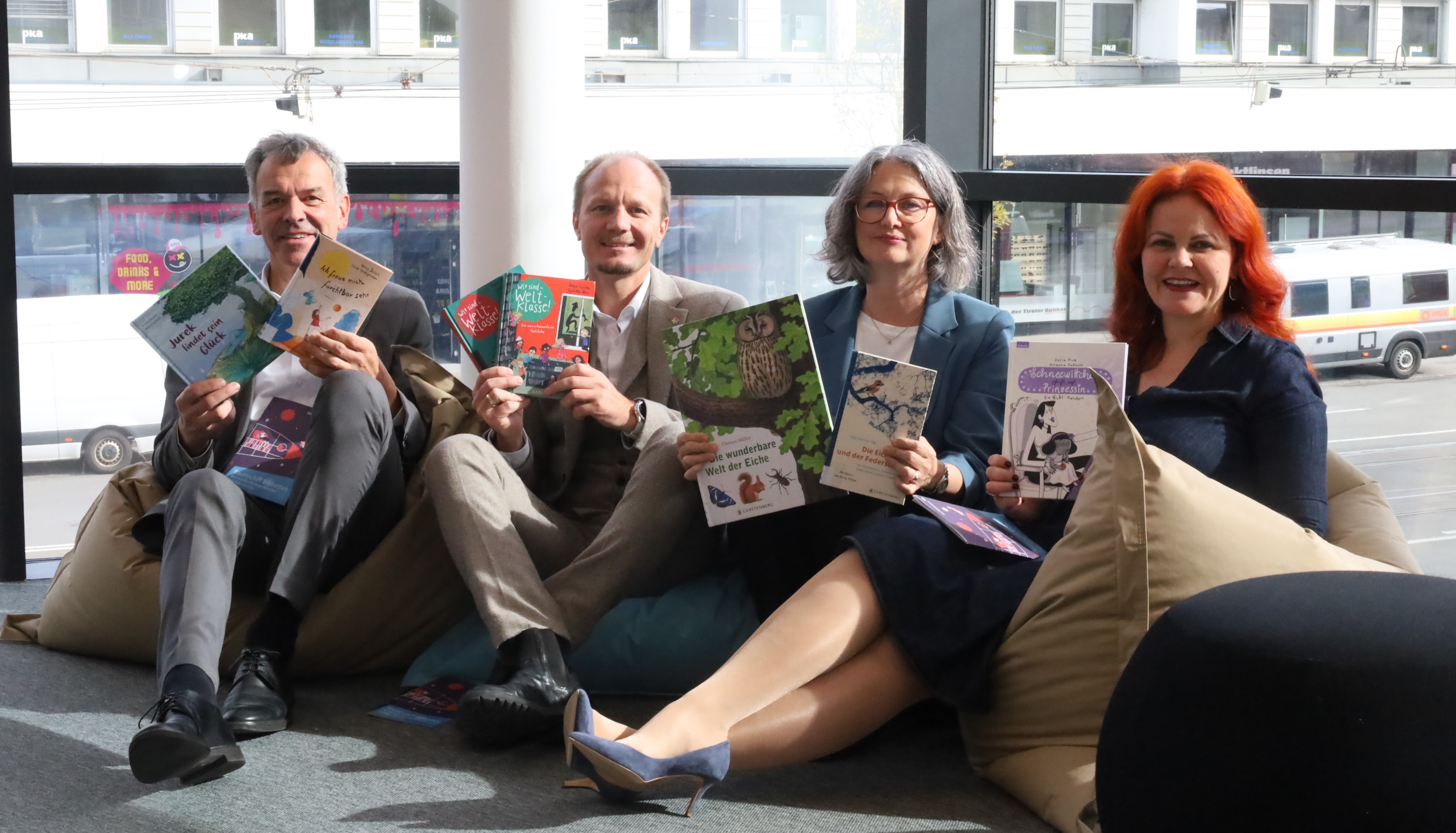 Sind begeistert vom neuen Programm des „Raumschiffs Bibliothek“ (v. r.): Bildungslandesrätin Cornelia Hagele, Projektleiterin Veronika Knapp (Stadtbibliothek Innsbruck), Bürgermeister Johannes Anzengruber und Vizebürgermeister Georg Willi.