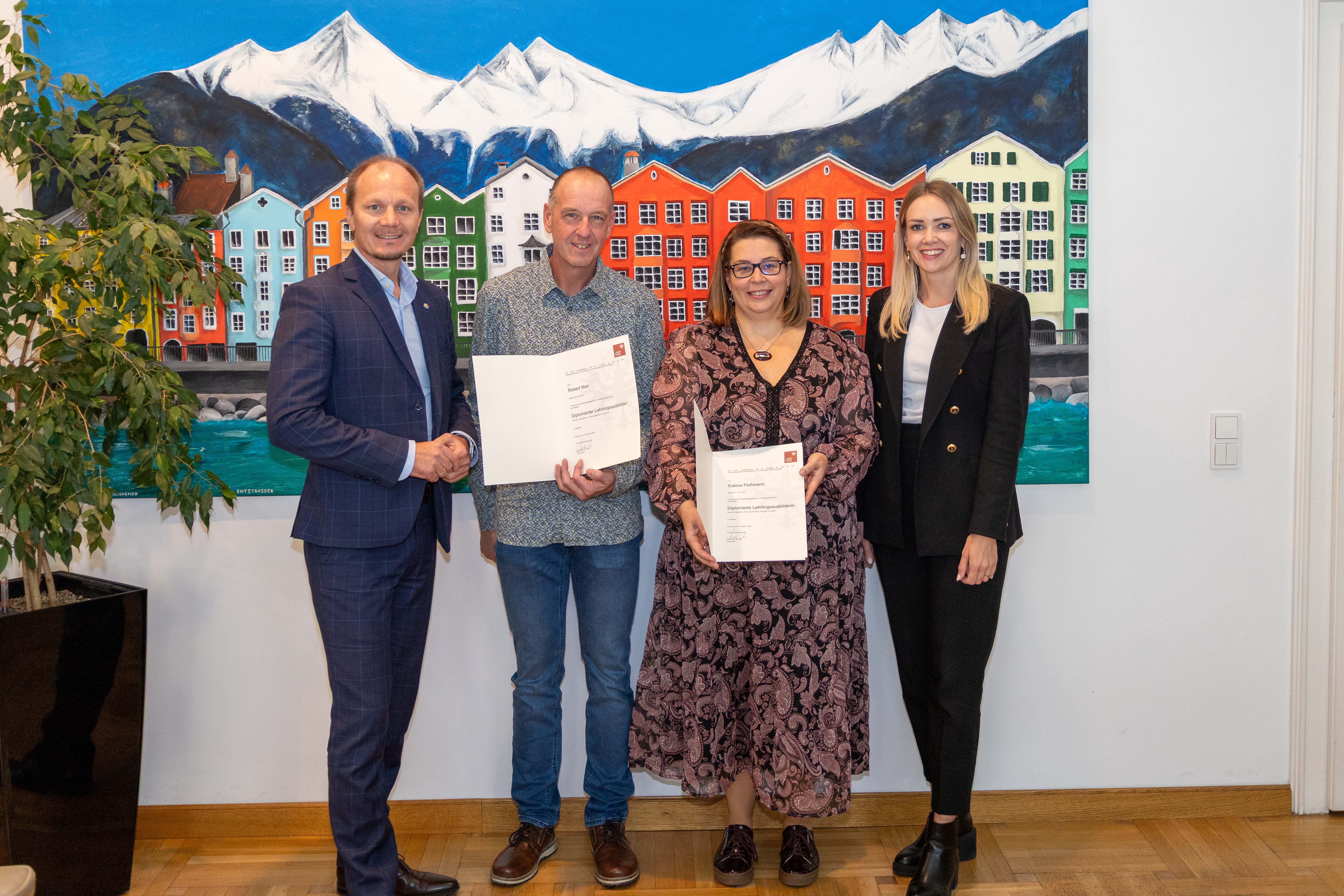 Robert Mair (Mitte links) und Sabine Floßmann (Mitte rechts) freuen sich gemeinsam mit Bürgermeister Johannes Anzengruber und Personalamtsleiterin Milka Peraic-Rasic über die erfolgreiche Ausbildung zum bzw. zur diplomierten LehrlingsausbilderIn.