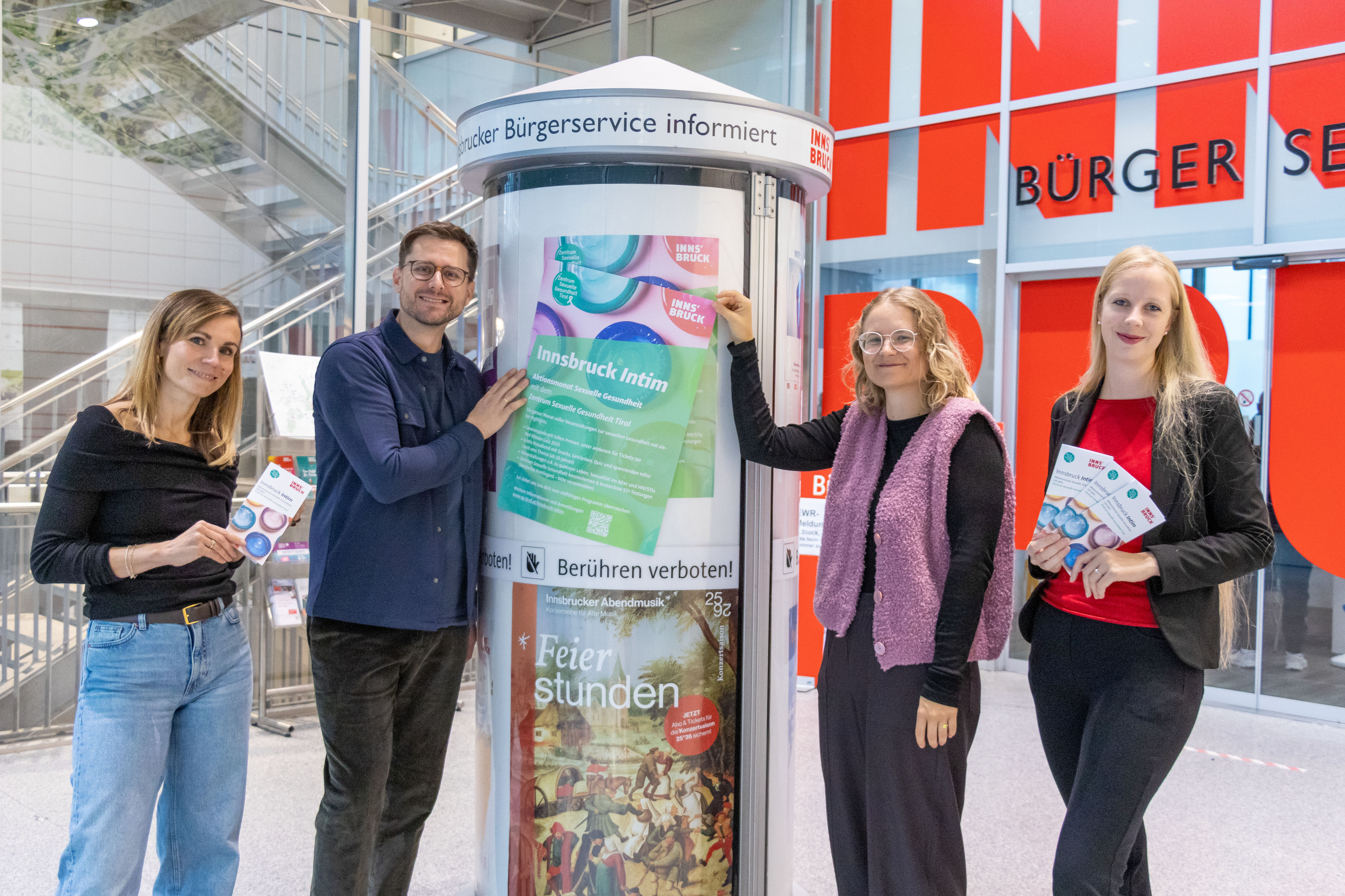 Thomas Lechleitner (Geschäftsführer Zentrum Sexuelle Gesundheit Tirol, 2. v. l.), Referentin Brigitta Kerer (1. v. l.) und Sabrina Weirauch (2. v. r.), beide Strategisches Gesundheitsmanagement und Public Health, sowie die Referentin von Frauen, Gesundheit und Queer, Isabella Mitter (1. v. r.), präsentieren das Präventionsprogramm „Innsbruck intim“.