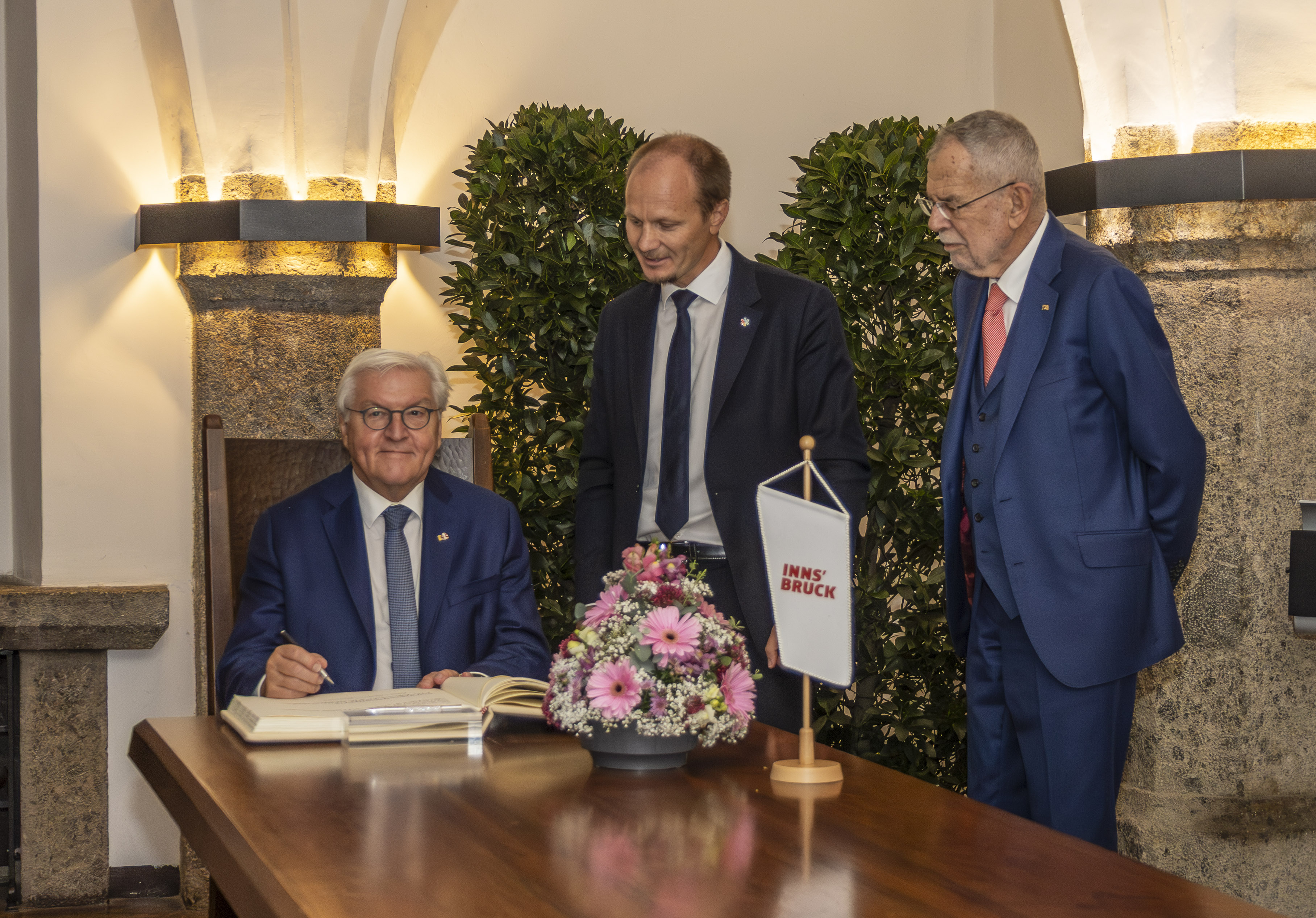 Im Rahmen des offiziellen deutschen Staatsbesuchs begrüßte Bürgermeister Johannes Anzengruber gemeinsam mit Landeshauptmann Anton Mattle die beiden Bundespräsidenten Frank-Walter Steinmeier und Alexander Van der Bellen sowie deren Gattinnen in Innsbruck. Im feierlichen Ambiente des Trausaals im Goldenen Dachl – jenem Ort, den Kaiser Maximilian I., ein glühender Europäer, errichten ließ – trugen sich die Staatsoberhäupter in das Goldene Buch der Stadt Innsbruck ein. Bürgermeister Anzengruber überreichte Geschenke der Stadt und betonte die Bedeutung Innsbrucks als Stadt im Herzen Europas, die seit jeher Begegnung, Austausch und Freundschaft über Grenzen hinweg fördert.