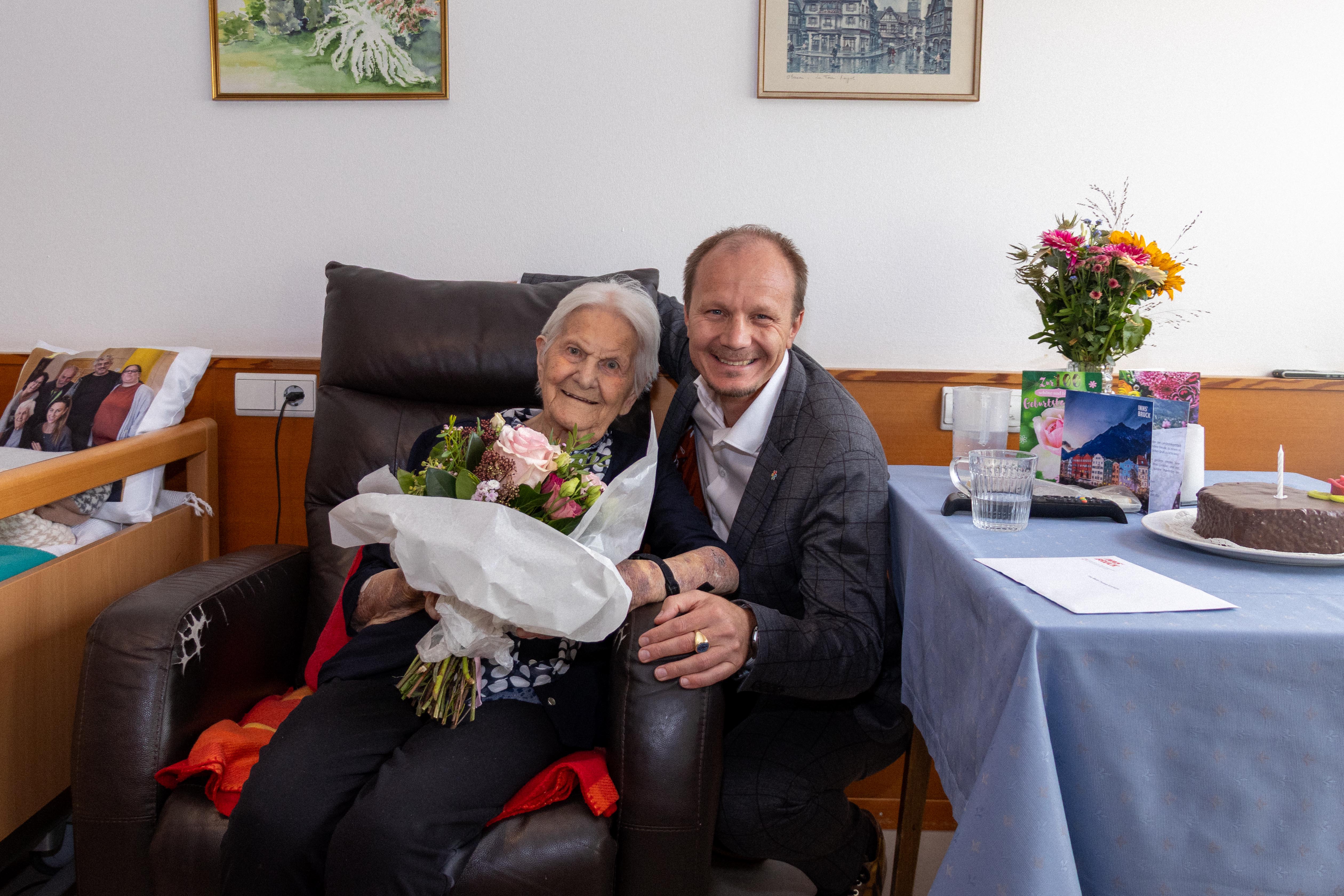 Bürgermeister Johannes Anzengruber überbrachte im Namen der Stadt Innsbruck Frau Maria-Theresia Klapeer Blumen und Glückwünsche zu ihrem runden Geburtstag.