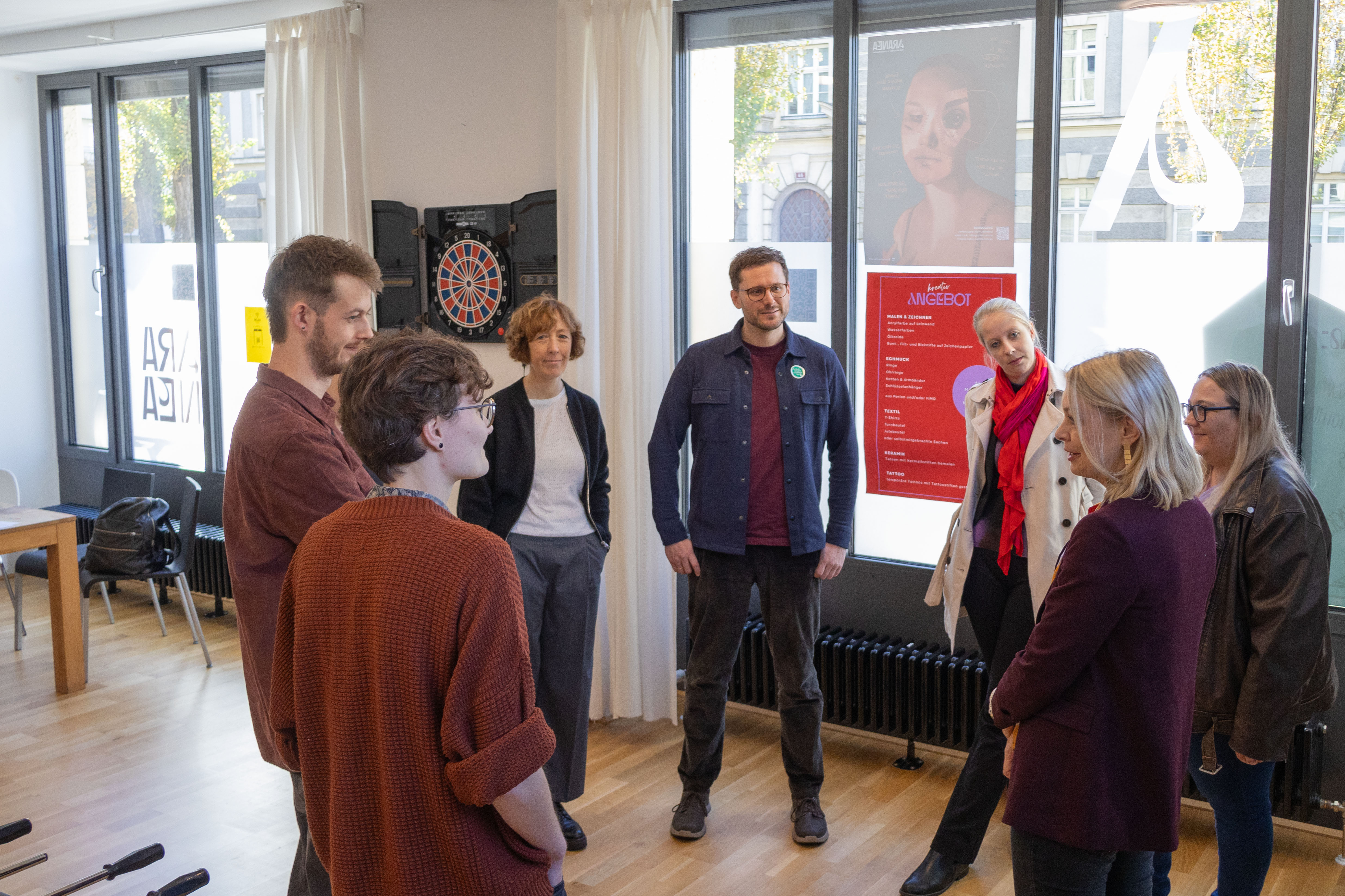 „Queeze“ ist ab 5. Dezember jeden Freitag von 13.00 bis 15.00 Uhr geöffnet, jeden 1. und 3. Freitag des Monats zudem von 13.00 bis 19.00 Uhr.