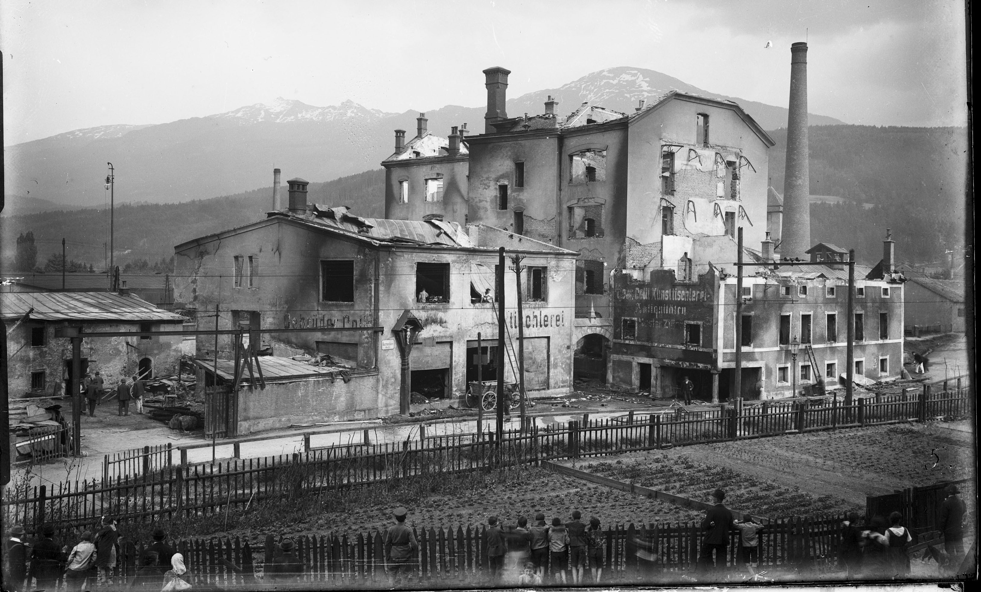Brandruine der Kunsttischlerei Gebrüder Colli. Der Brand ereignete sich am 29. Mai 1922.