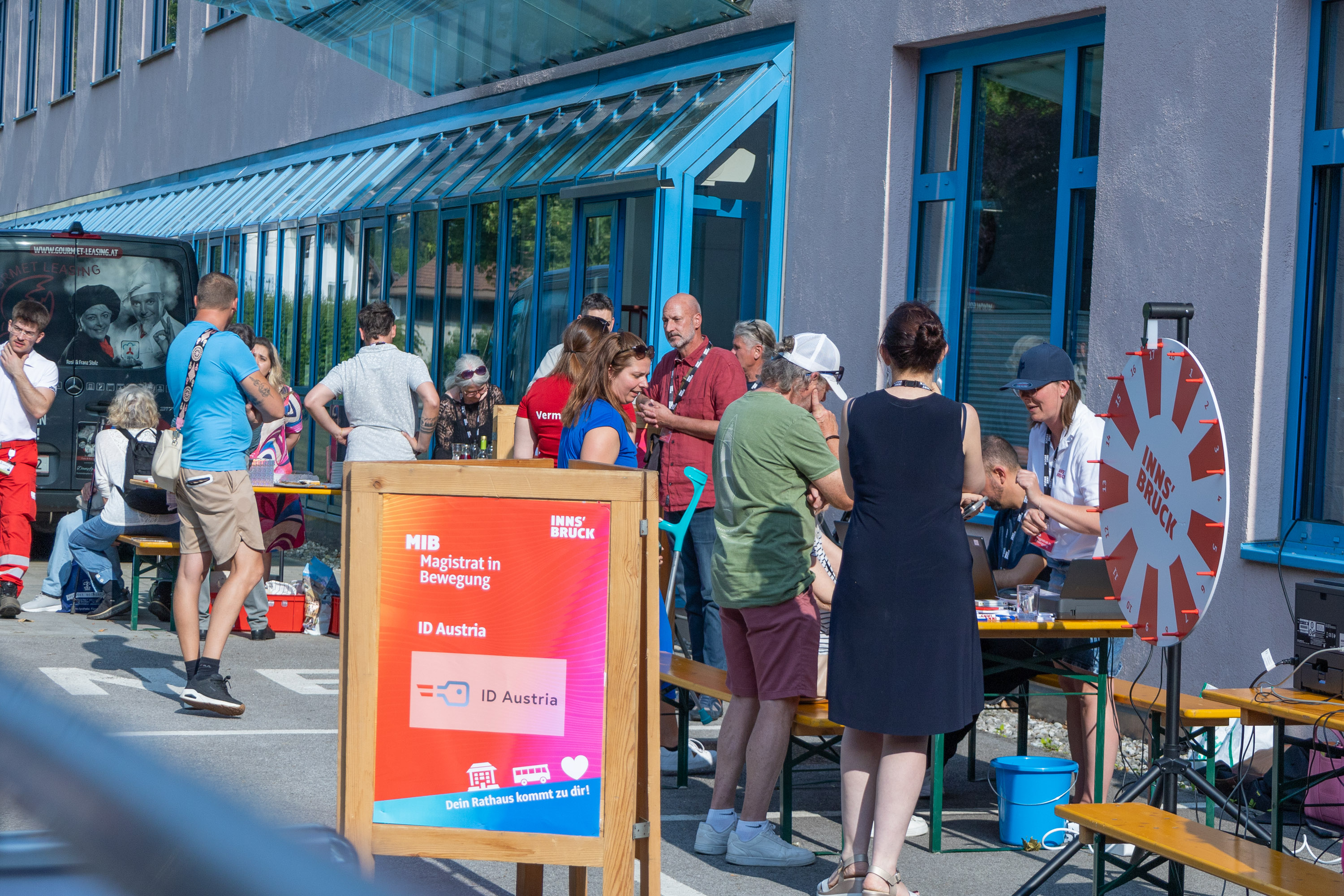 Auch bei „Magistrat in Bewegung“ berät das Bürgerservice-Team die Bevölkerung zu Fragen rund um Förderungen oder die ID Austria-Einrichtung am Smartphone (im Bild beim MIB-Tourstopp Hötting West).