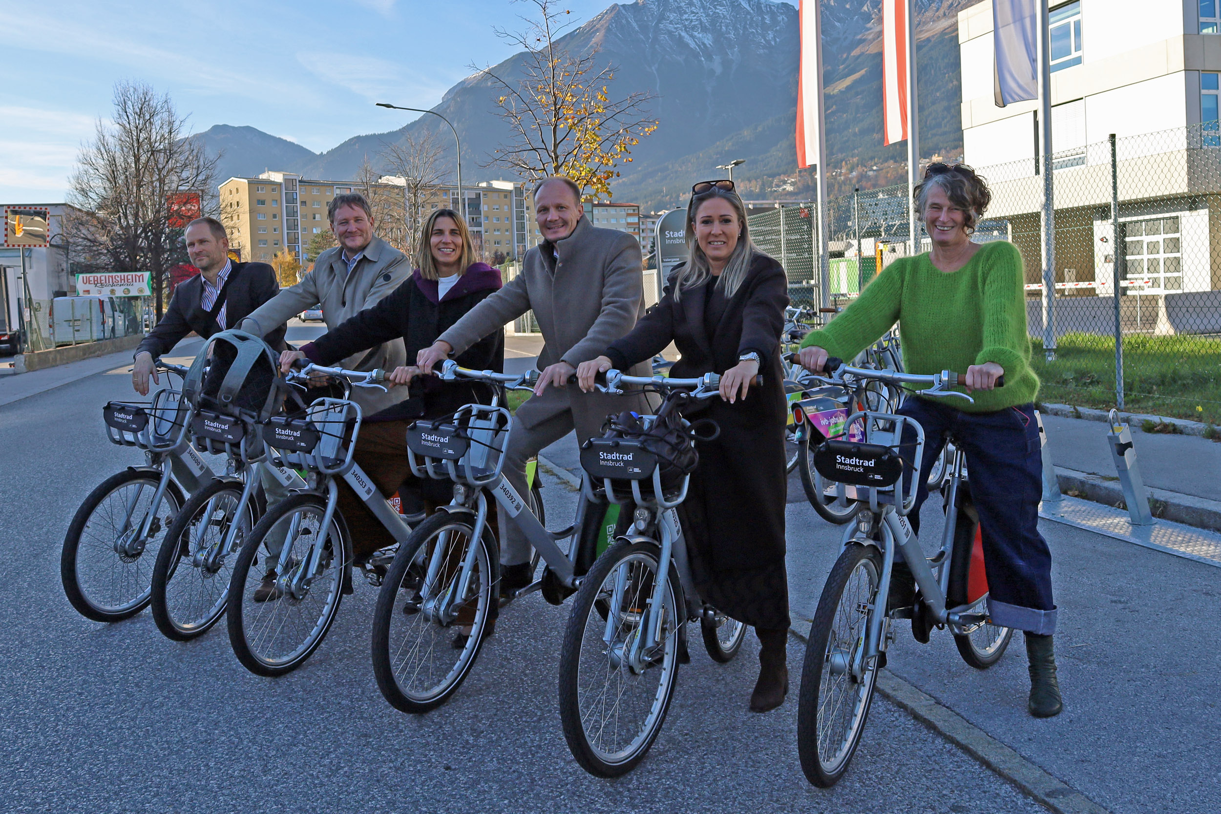 Thomas Hillebrand (Stadtrad-Verantwortlicher IVB), Ekkehard Allinger-Csollich (GF IVB), Stadträtin Janine Bex, Bürgermeister Johannes Anzengruber, Stadträtin Mariella Lutz und Gudrun Pechtl (Quartiersmanagement Rossau) traten anlässlich der Eröffnung der neuen Stadtrad-Stationen kräftig in die Pedale.