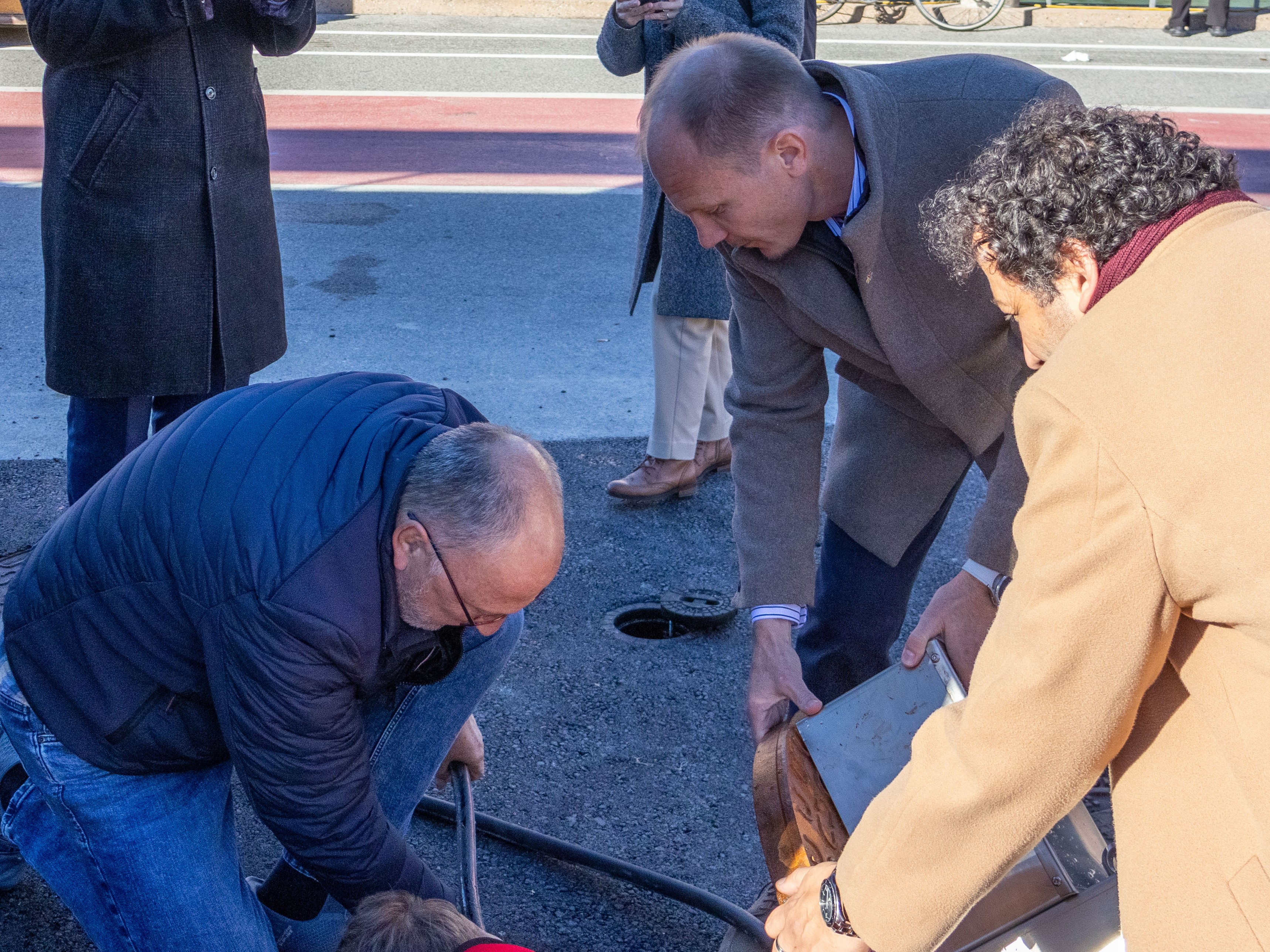 Die Stadt Innsbruck und die Innsbrucker Kommunalbetriebe AG (IKB) haben einen Trinkwasserbrunnen am Marktplatz errichtet. Damit steht direkt im Herzen der Stadt quellfrisches Wasser aus der Nordkette zur Verfügung – kostenlos, barrierefrei, für alle. Bürgermeister Johannes Anzengruber, Gemeinderat Mesut Onay, der den Antrag zum neuen Brunnen eingebracht hatte, und IKB-Geschäftsführer Thomas Pühringer eröffneten den neuen Brunnen gemeinsam mit Mitarbeitenden der IKB am Marktplatz.