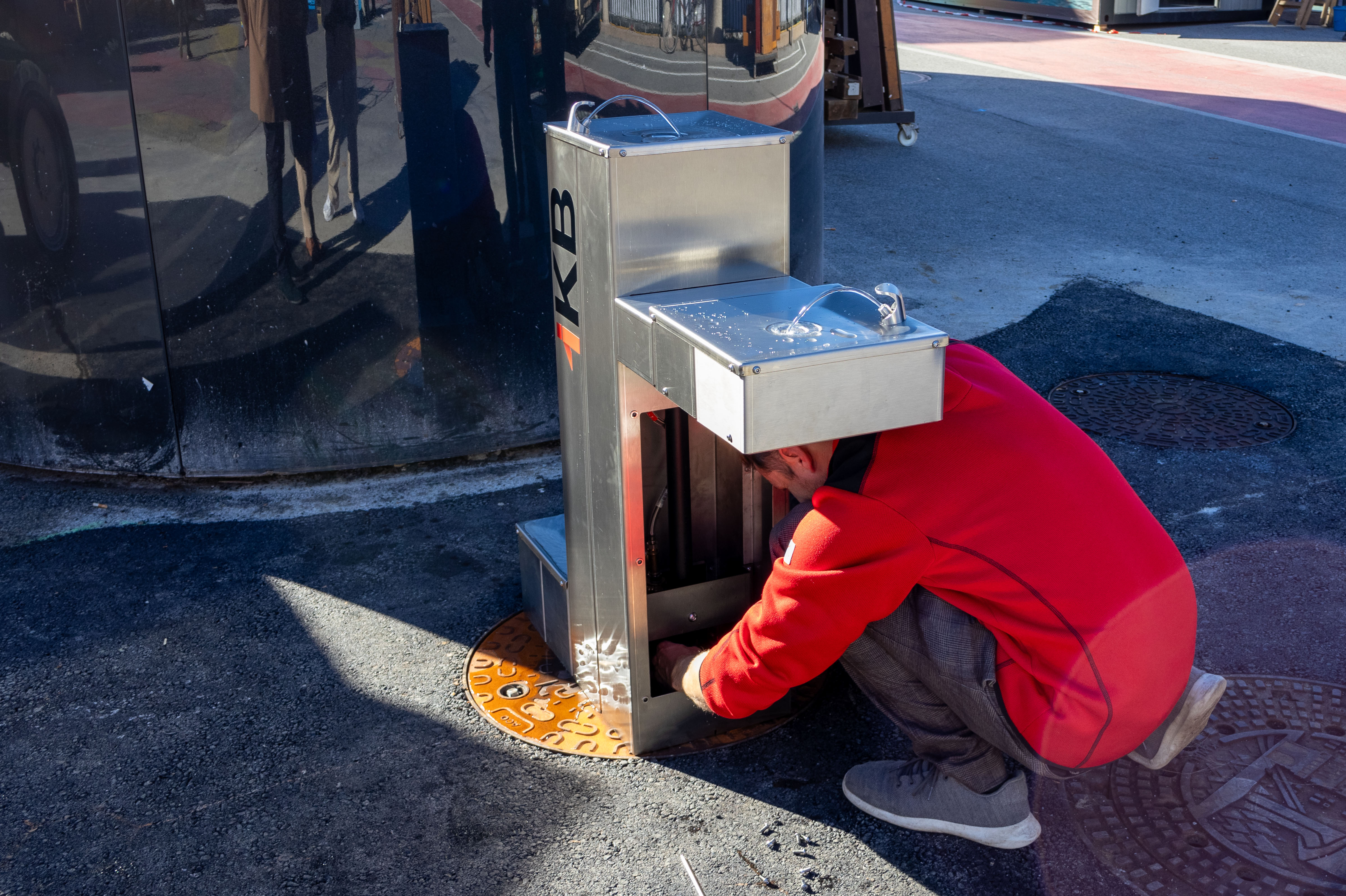 Die Stadt Innsbruck und die Innsbrucker Kommunalbetriebe AG (IKB) haben einen Trinkwasserbrunnen am Marktplatz errichtet. Damit steht direkt im Herzen der Stadt quellfrisches Wasser aus der Nordkette zur Verfügung – kostenlos, barrierefrei, für alle. Bürgermeister Johannes Anzengruber, Gemeinderat Mesut Onay, der den Antrag zum neuen Brunnen eingebracht hatte, und IKB-Geschäftsführer Thomas Pühringer eröffneten den neuen Brunnen gemeinsam mit Mitarbeitenden der IKB am Marktplatz.