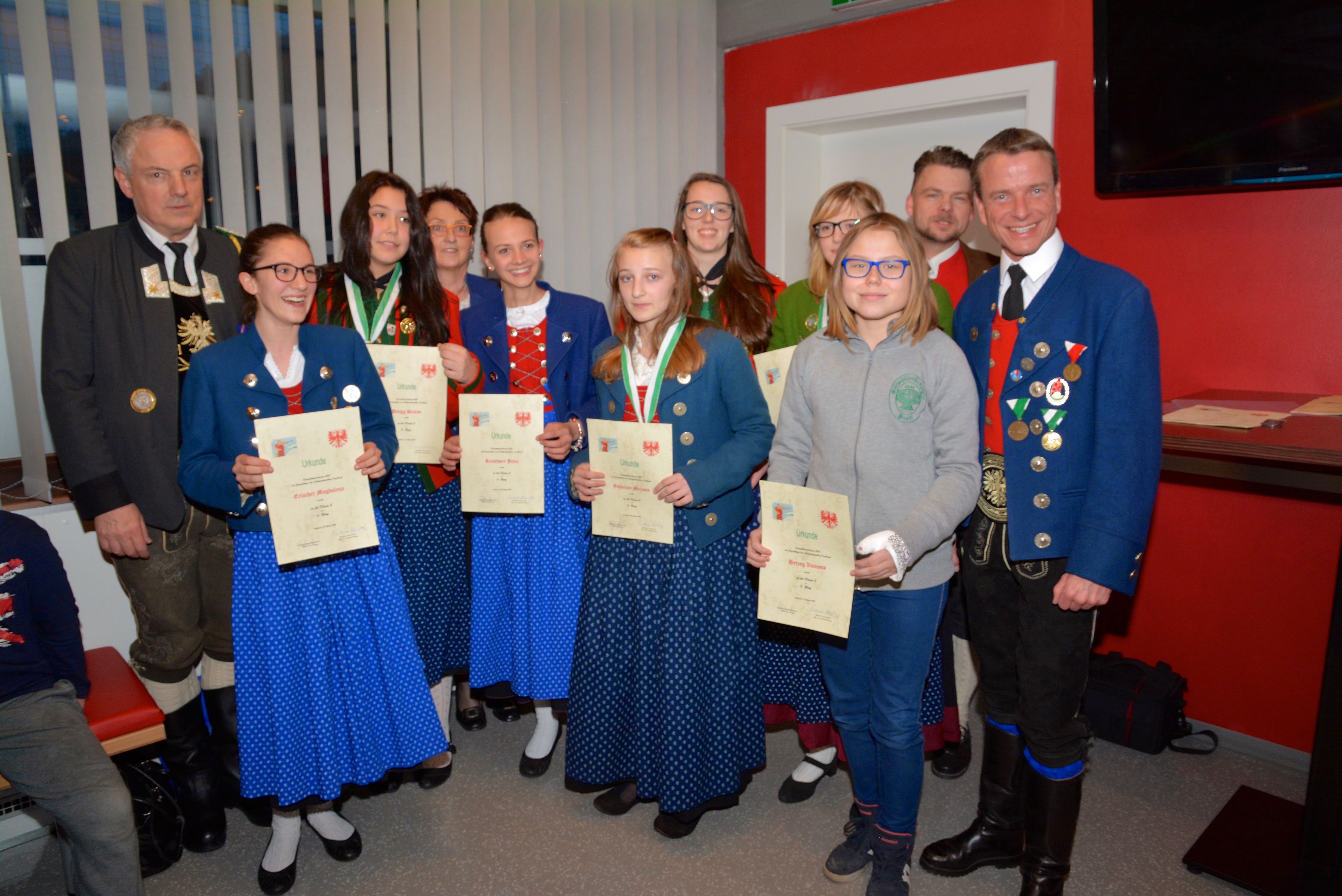 42 Kinder nahmen am Skirennen, und 58 am BAON-Königskettenschießen 2015 teil. Die Siegerehrungen dazu fanden im Schützenheim der Schützenkompanie Allerheiligen statt. Vizebürgermeister Christoph Kaufmann gratulierte herzlich.