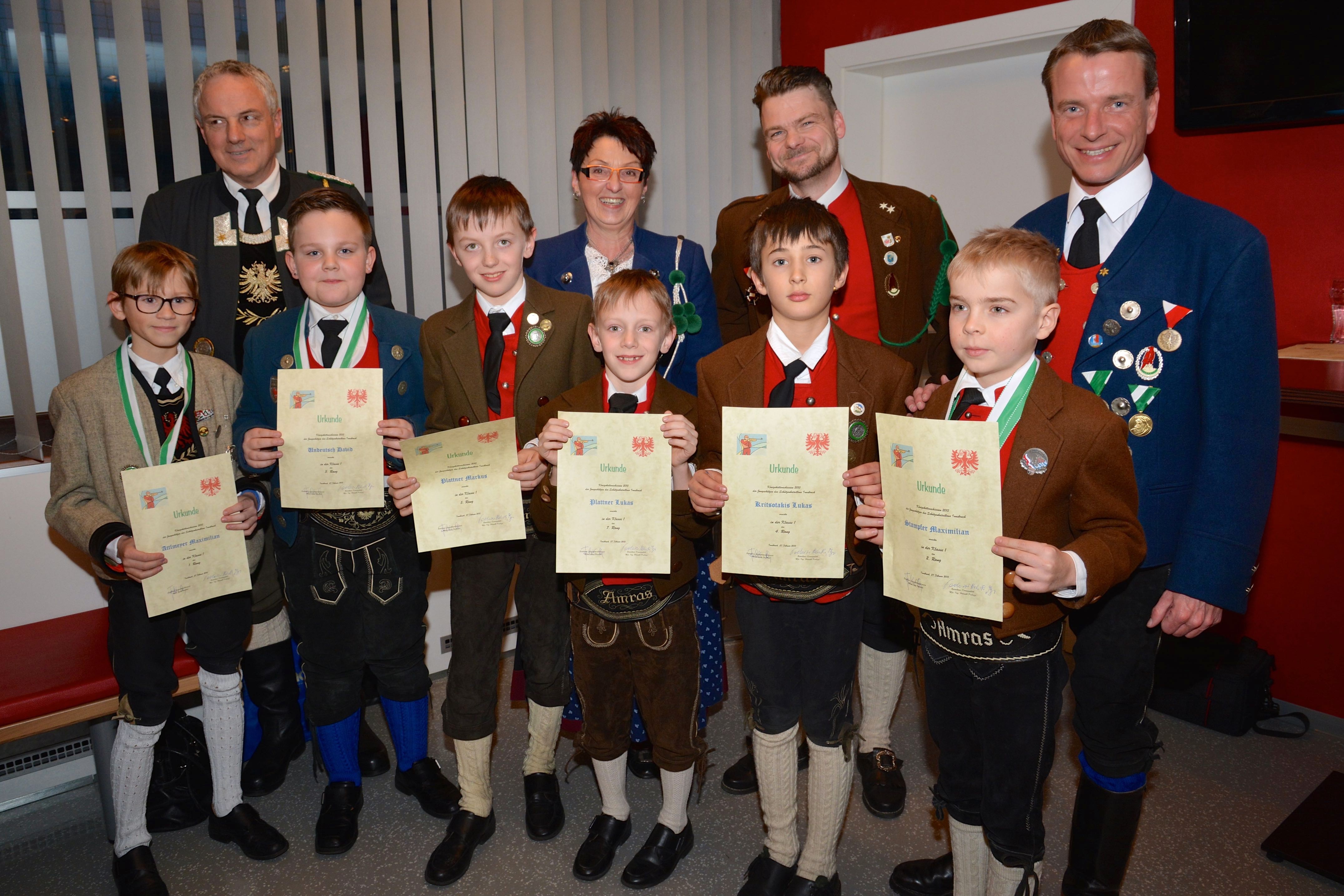 42 Kinder nahmen am Skirennen, und 58 am BAON-Königskettenschießen 2015 teil. Die Siegerehrungen dazu fanden im Schützenheim der Schützenkompanie Allerheiligen statt. Vizebürgermeister Christoph Kaufmann gratulierte herzlich.