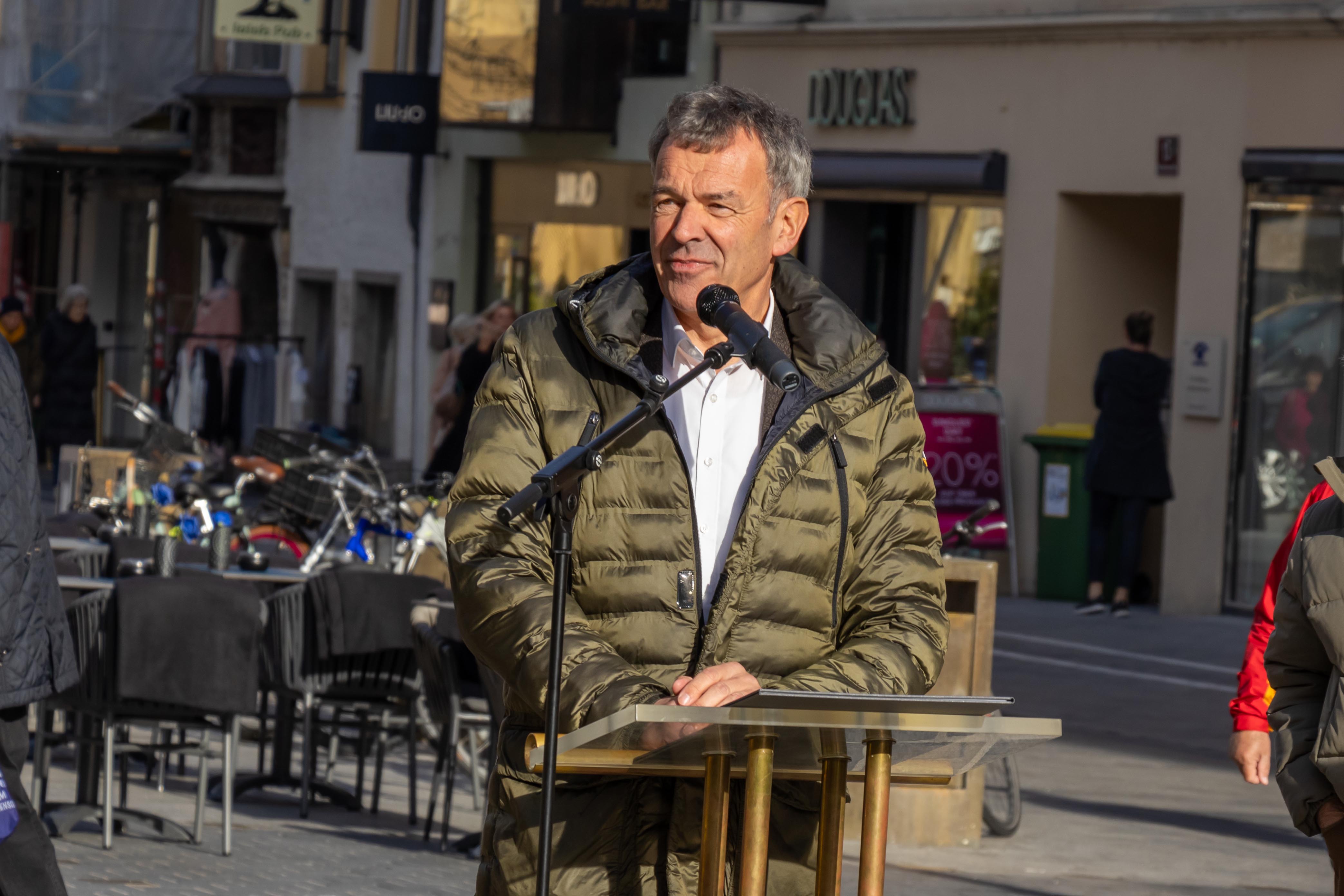 Vizebürgermeister Georg Willi bedankte sich beim StreetNoise Orchestra, dass sie Kultur auf die Straße und unter die Leute bringen.