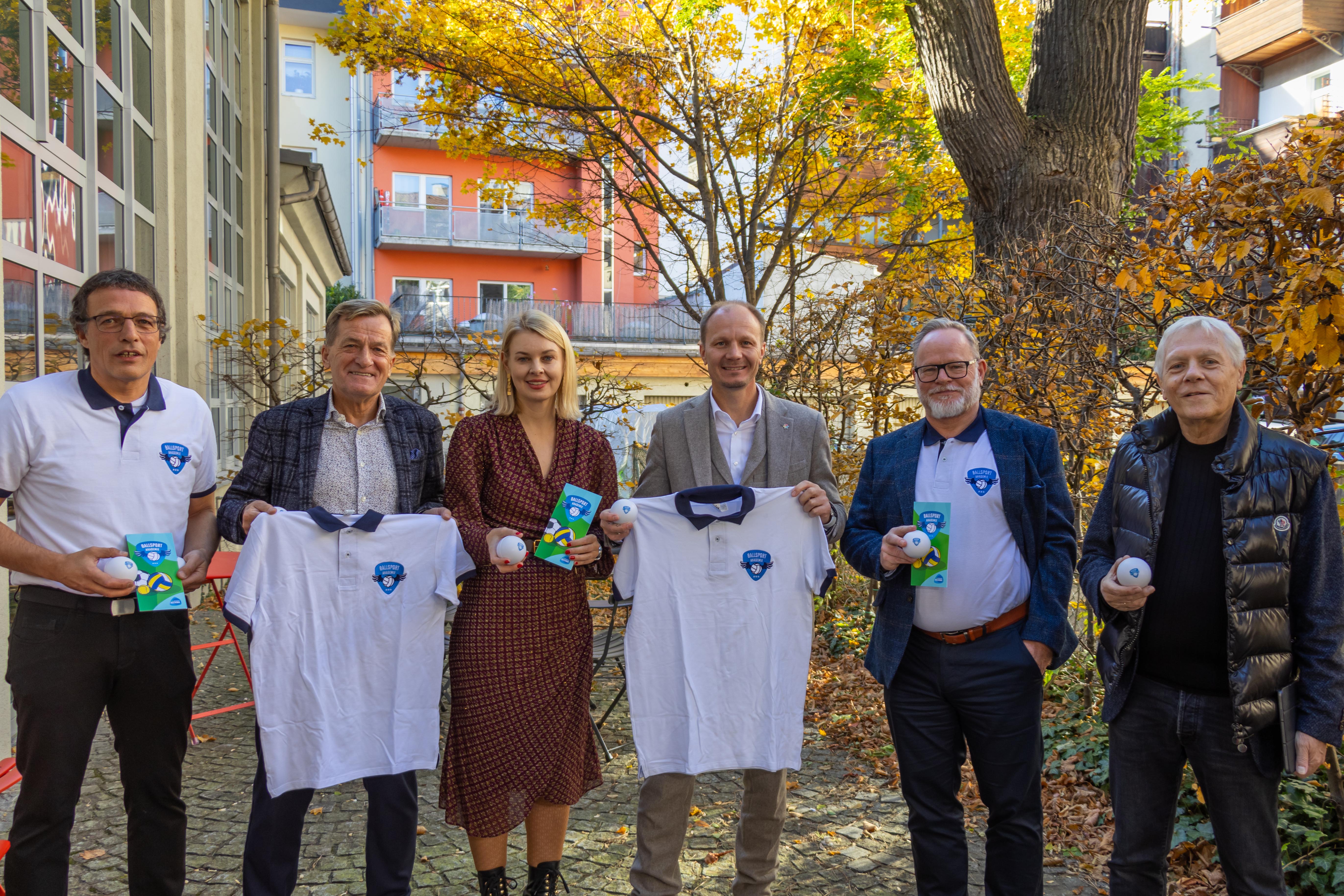 Bürgermeister Johannes Anzengruber (3. v. r.) und Vizebürgermeisterin Elisabeth Mayr präsentierten gemeinsam mit dem Schulleiter der Sportmittelschule Reichenau Uwe Zanolin (2. v. r.), dem Koordinator der Ballsport Akademie Christoph Ebead (links) sowie den Vereinspräsidenten Josef Geisler (Tiroler Fußballverband, 2. v. l.) und Wolfgang Winklehner (Tiroler Tennisverband, rechts) die Inhalte und Ziele der neuen Ballsport Akademie.