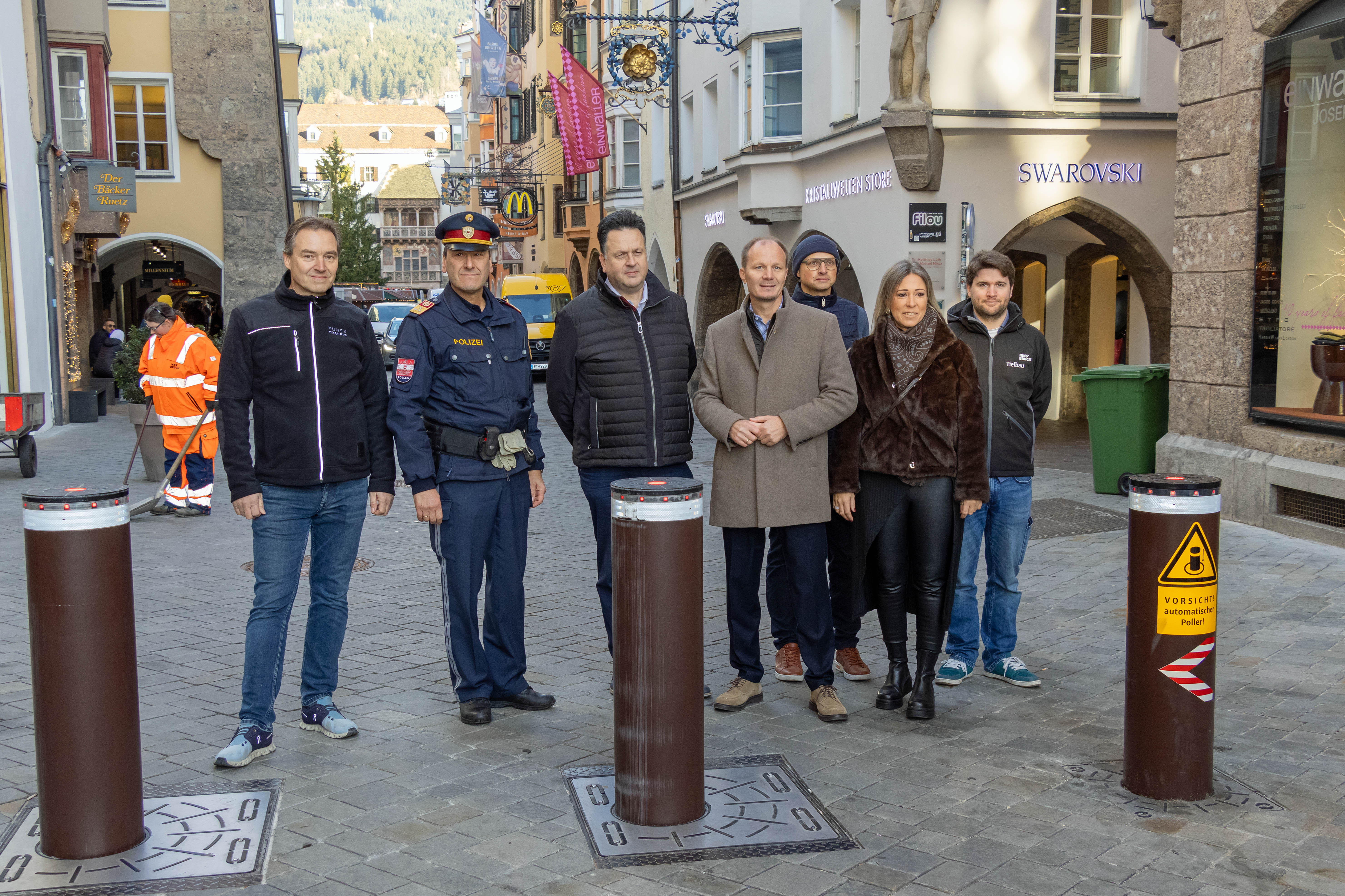 Sicherheitspoller in der Innsbrucker Altstadt hochgefahren: Außerhalb des Lieferbetriebes von 6.00 bis 10.30 Uhr prägt dieses Bild den Eingang zur Innsbrucker Altstadt: v.l.v. Markus Bachor (Firma Yunex Traffic), Stadtpolizeikommandant Romed Giner, Bürgermeister Johannes Anzengruber, Christian Scheider (Amt Allgemeine, Sicherheit und Veranstaltungen), Stadträtin Mariella Lutz, v.l.h. Florian Wolf und Manuel Oberländer (Amt für Tiefbau).