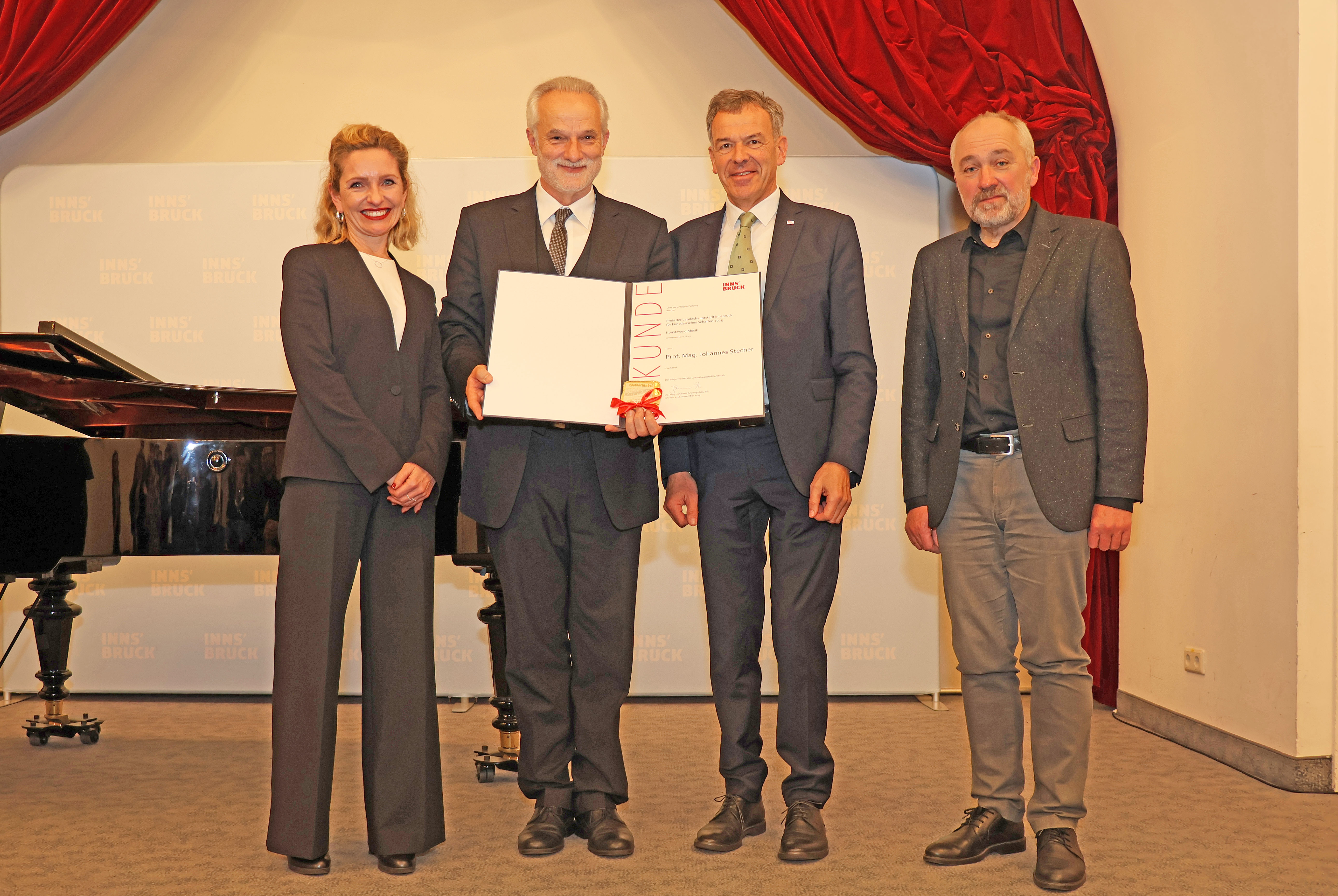 Prof. Johannes Stecher, der langjährige Leiter der Wiltener Sängerknaben und des Mädchenchors Wilten, nahm am 18. November den „Preis der Landeshauptstadt Innsbruck für künstlerisches Schaffen 2025“ in der Sparte Musik entgegen. Vizebürgermeister Georg Willi, Kulturamtsleiterin Isabelle Brandauer und der Laudator Maximilian Bauer gratulierten im Ursulinensaal.