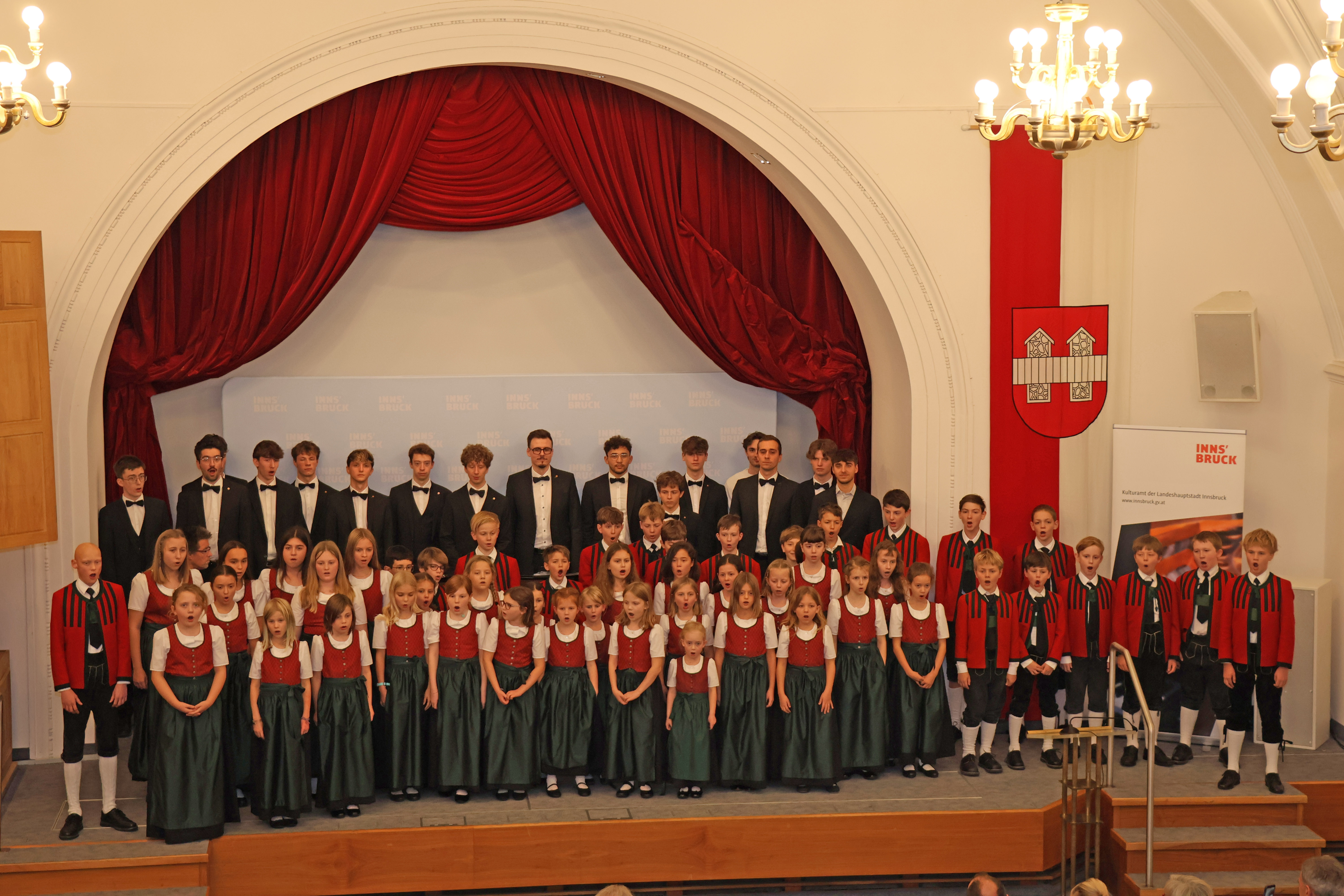 Johannes Stecher hat die künstlerische Leitung der Wiltener Sängerknaben seit 1991 inne und gründete 2021 den Mädchenchor Wilten.