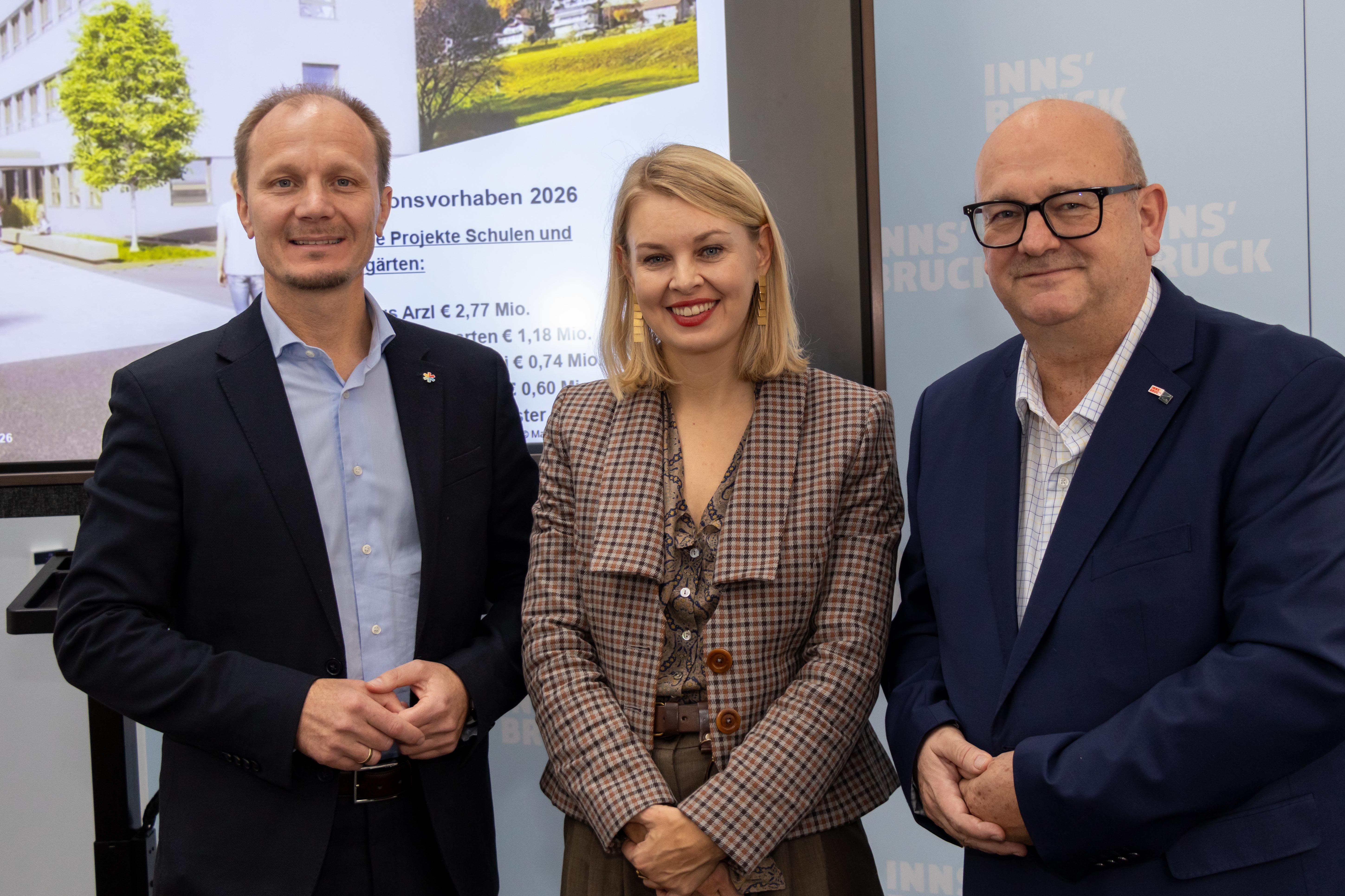 Bürgermeister Johannes Anzengruber, Vizebürgermeisterin Elisabeth Mayr und Finanzdirektor Martin Rupprechter präsentierten die Zahlen, Daten und Fakten des breit gefächerten Bildungsressorts.