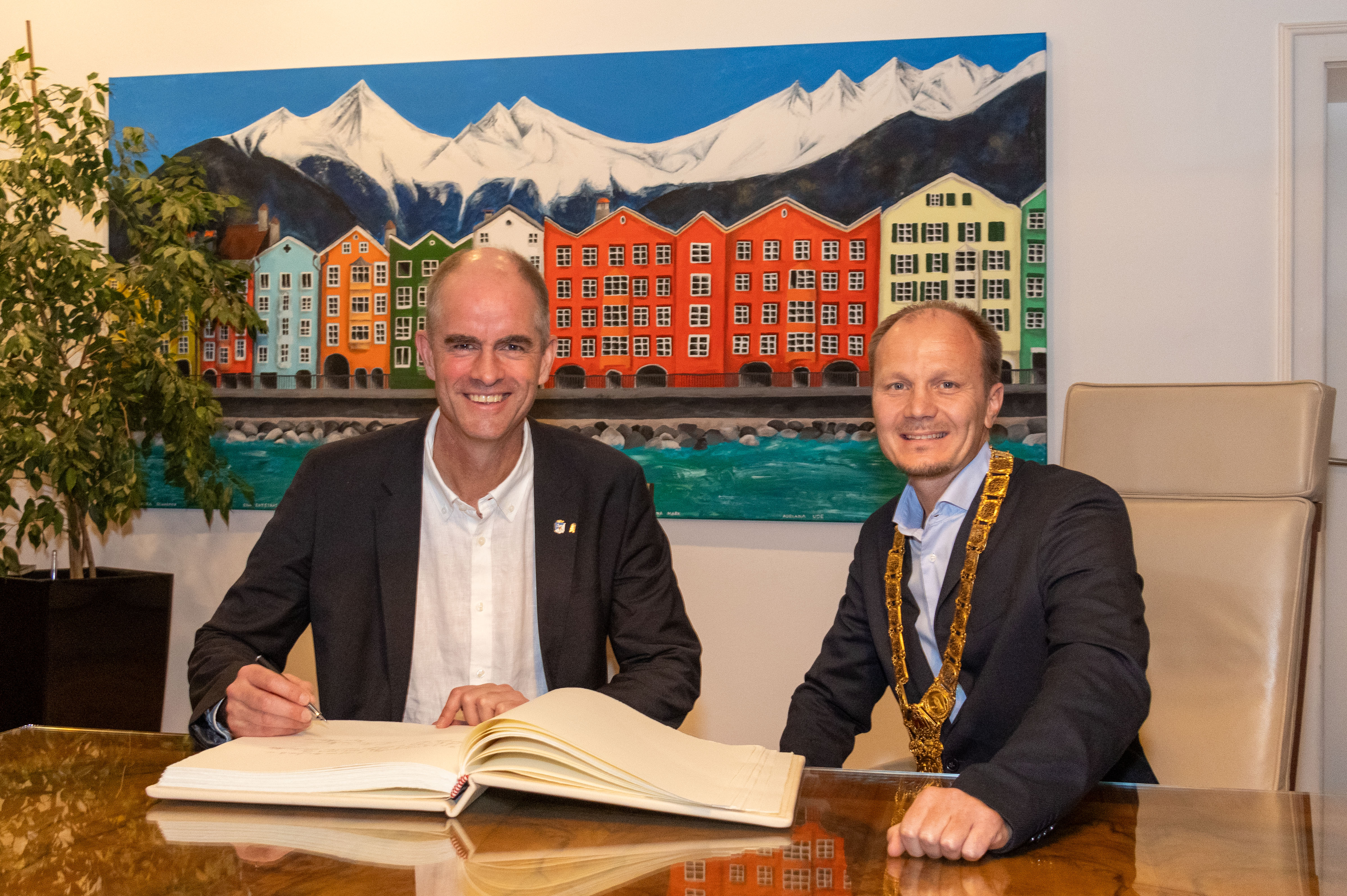 Bürgermeister Hans Olav Sundfør (Lillehamer) mit Innsbrucks Bürgermeister Johannes Anzengruber bei der Eintragung im Goldenen Buch der Stadt Innsbruck.