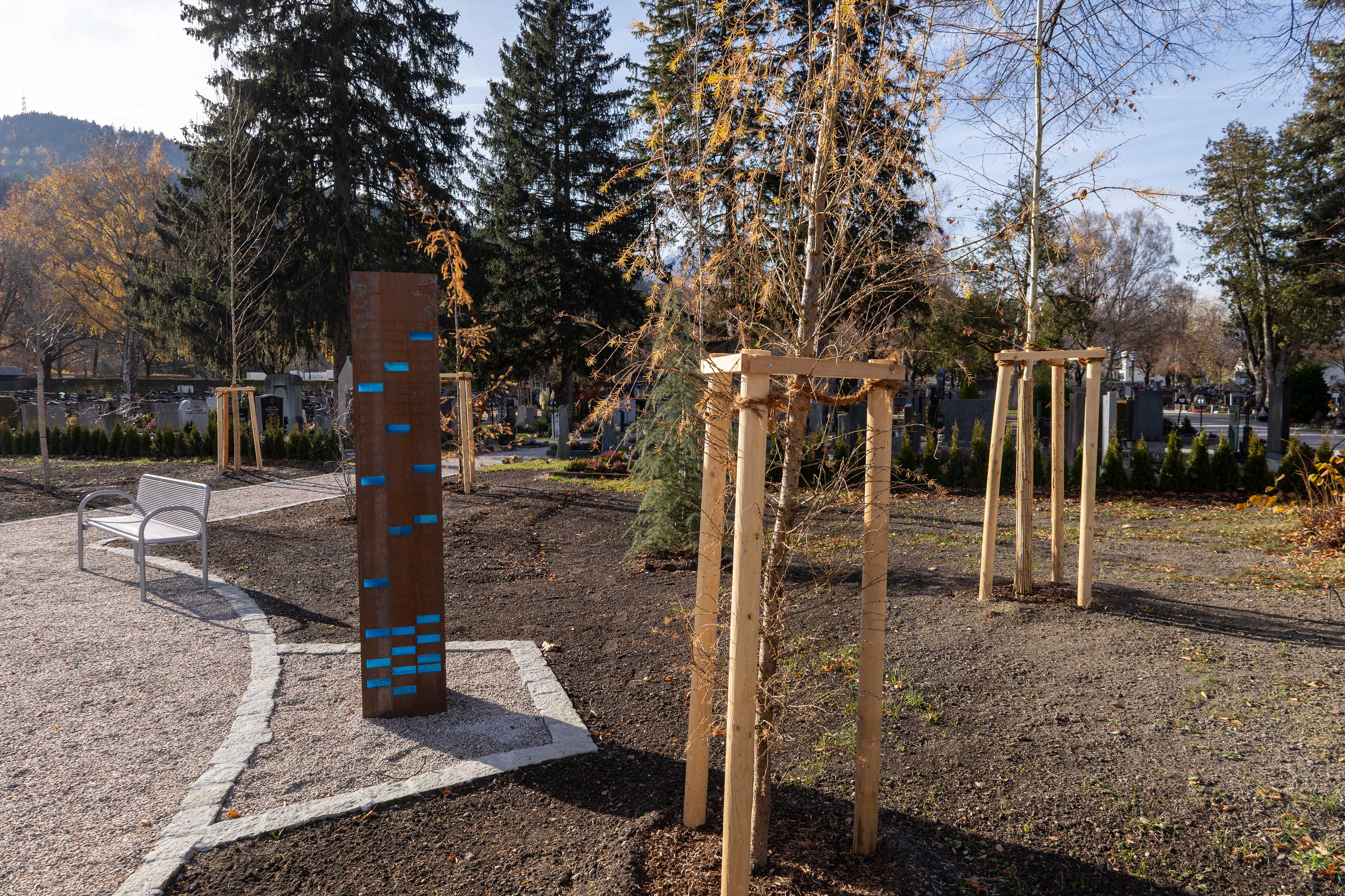 Die Urnen werden in den vier entstandenen Feldern beigesetzt, die Namen der verstorbenen Menschen finden sich auf den Stelen aus Metall wieder.
