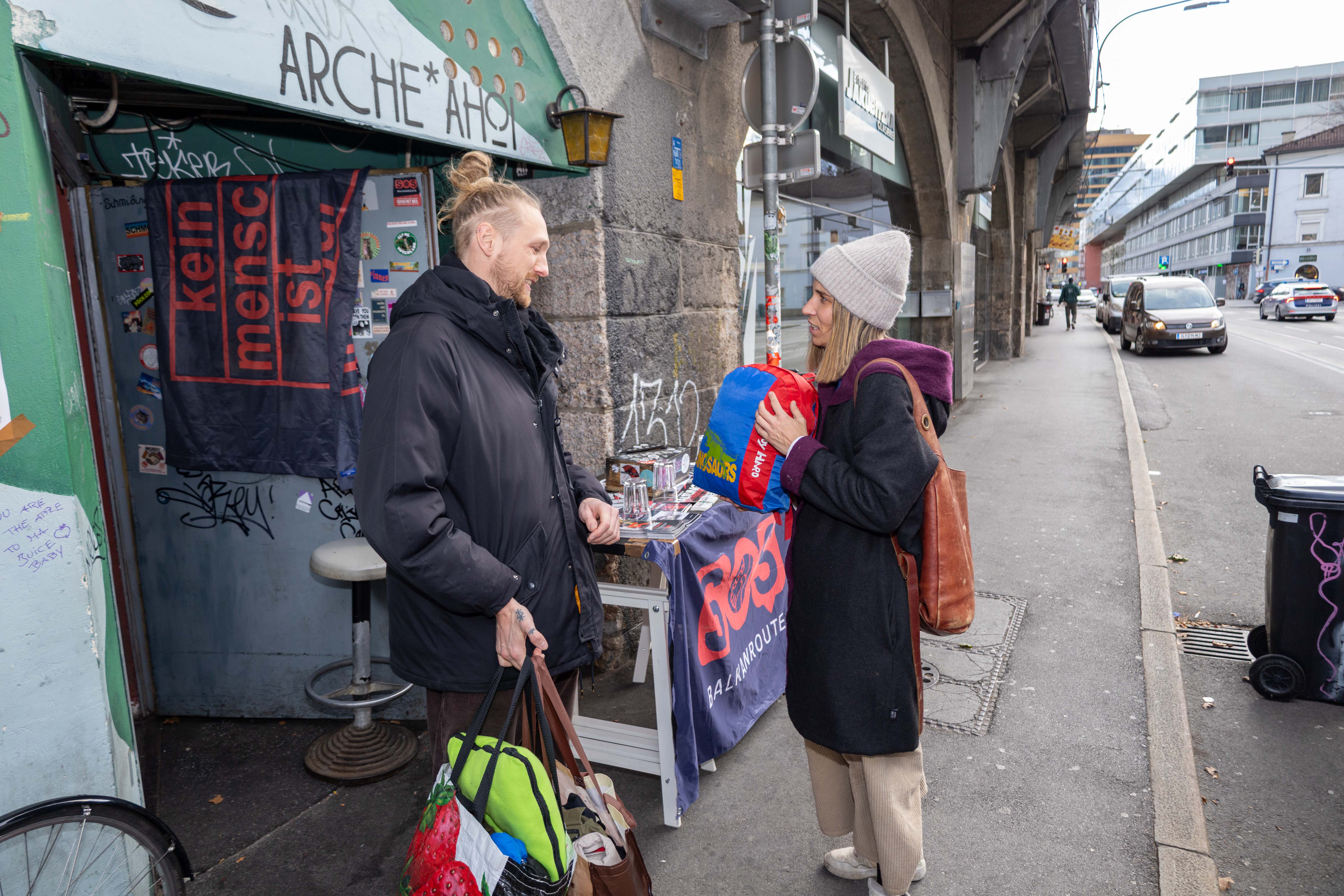Die Initiative „SOS Balkanroute“ setzte mit ihrer jüngsten Kleidersammlung in Innsbruck ein starkes Zeichen für Menschlichkeit und Solidarität. Am Sonntag und Montag konnten in der Arche*Ahoi mehr als 160 Kisten an dringend benötigten Spenden für Menschen auf der Flucht gesammelt und sortiert werden. Stadträtin Janine Bex war persönlich vor Ort, brachte selbst Kleiderspenden mit und unterstützte die Aktion aktiv. Mit ihrem Besuch unterstreicht sie die Bedeutung zivilgesellschaftlichen Engagements und appelliert daran, nicht wegzusehen, sondern gemeinsam Hilfe zu leisten – weil jedes Paar Schuhe, jede Jacke und jeder Schlafsack Hoffnung und Würde schenken kann.